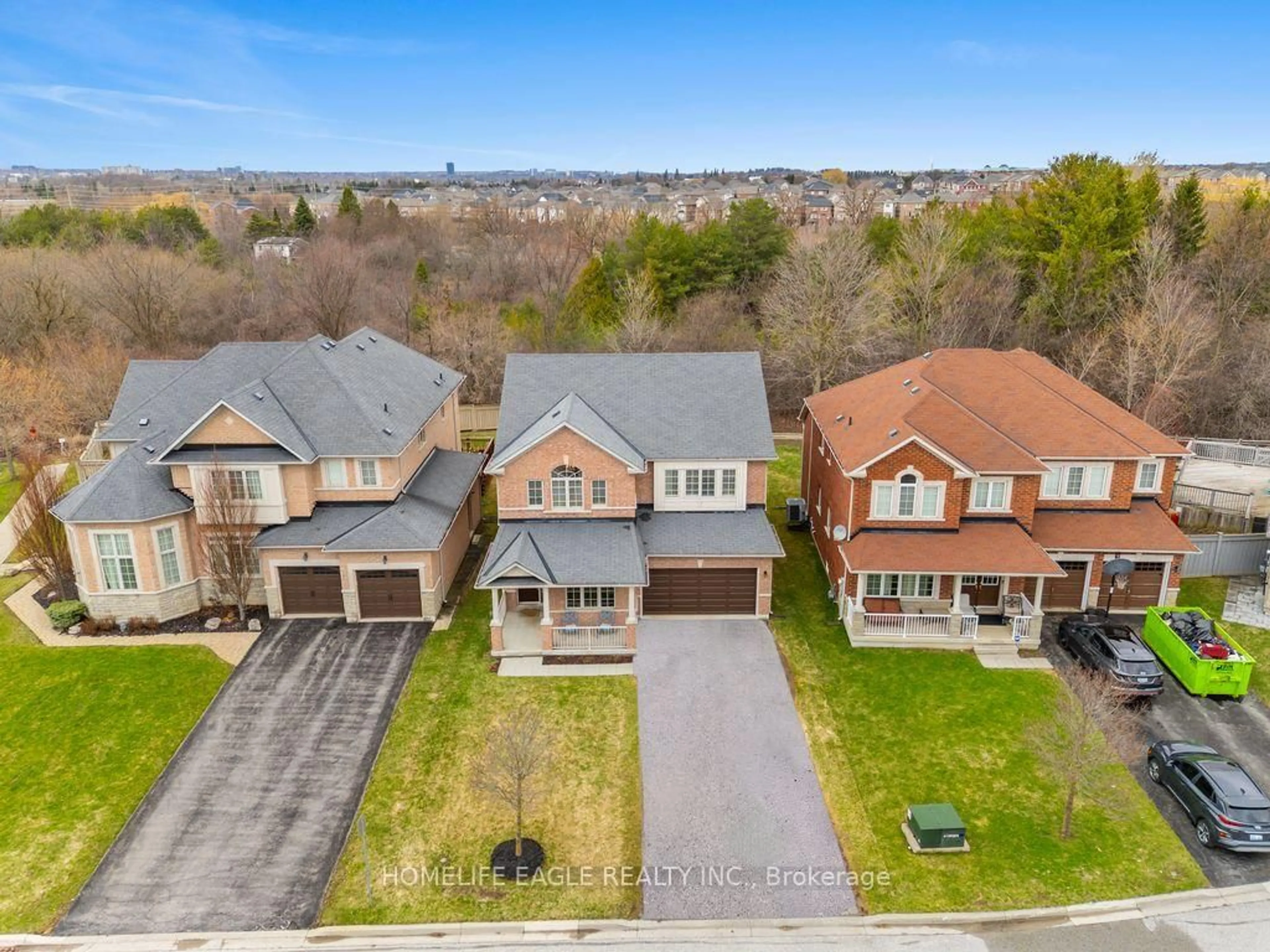 A pic from outside/outdoor area/front of a property/back of a property/a pic from drone, street for 10 Fields Crt, Aurora Ontario L4G 0J5