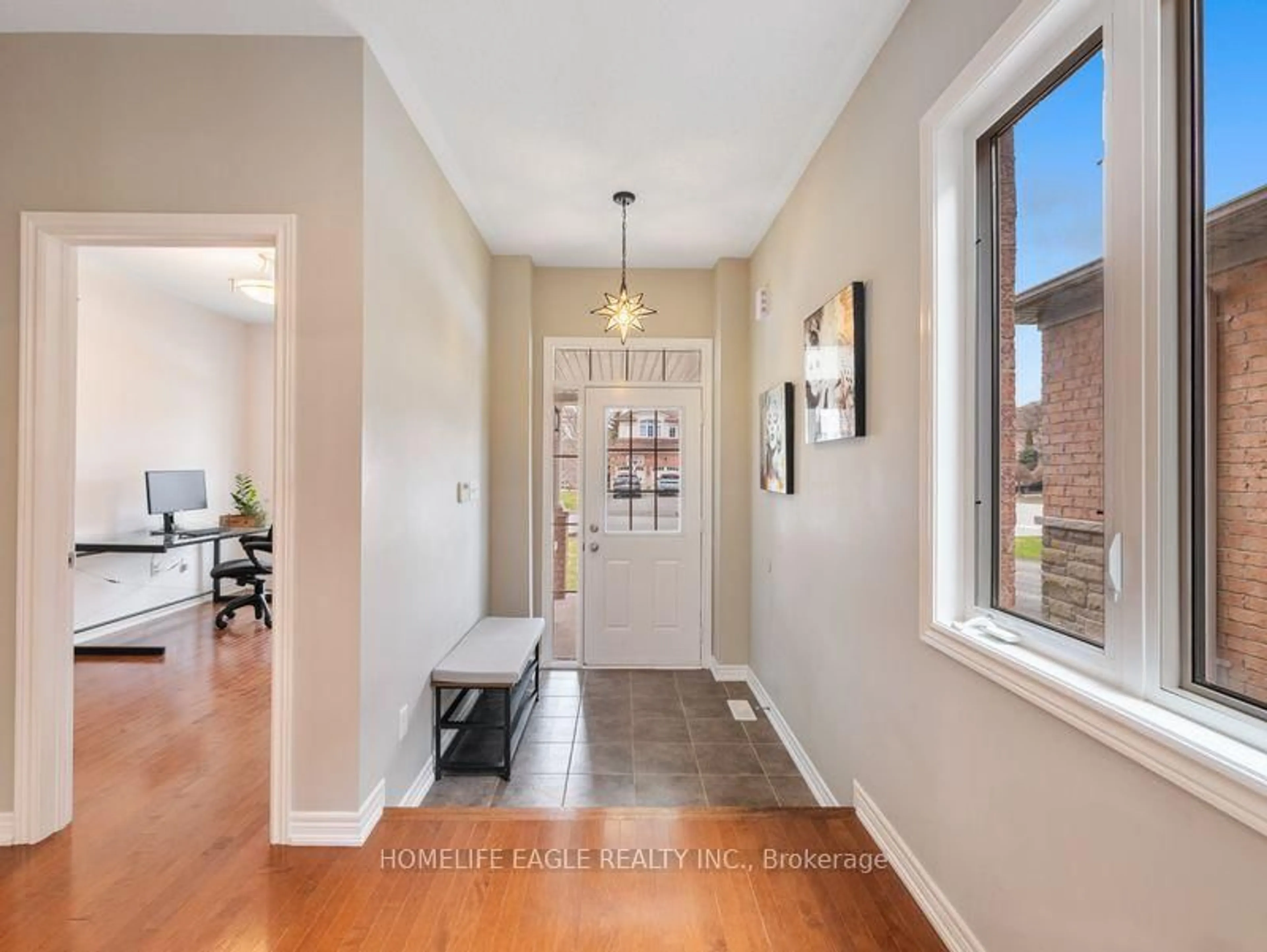 Indoor entryway for 10 Fields Crt, Aurora Ontario L4G 0J5