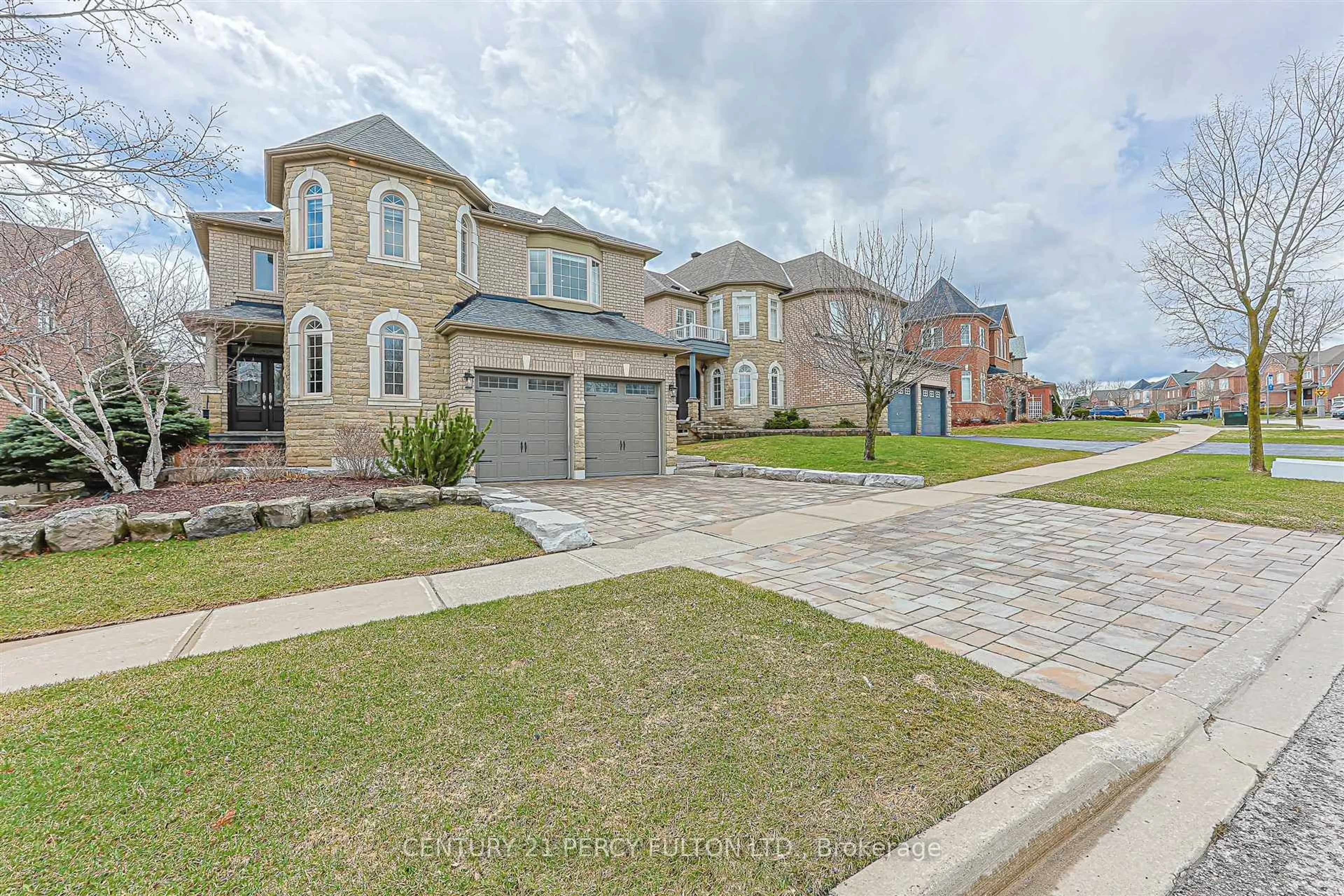 A pic from outside/outdoor area/front of a property/back of a property/a pic from drone, street for 159 Jefferson Forest Dr, Richmond Hill Ontario L4E 4K6