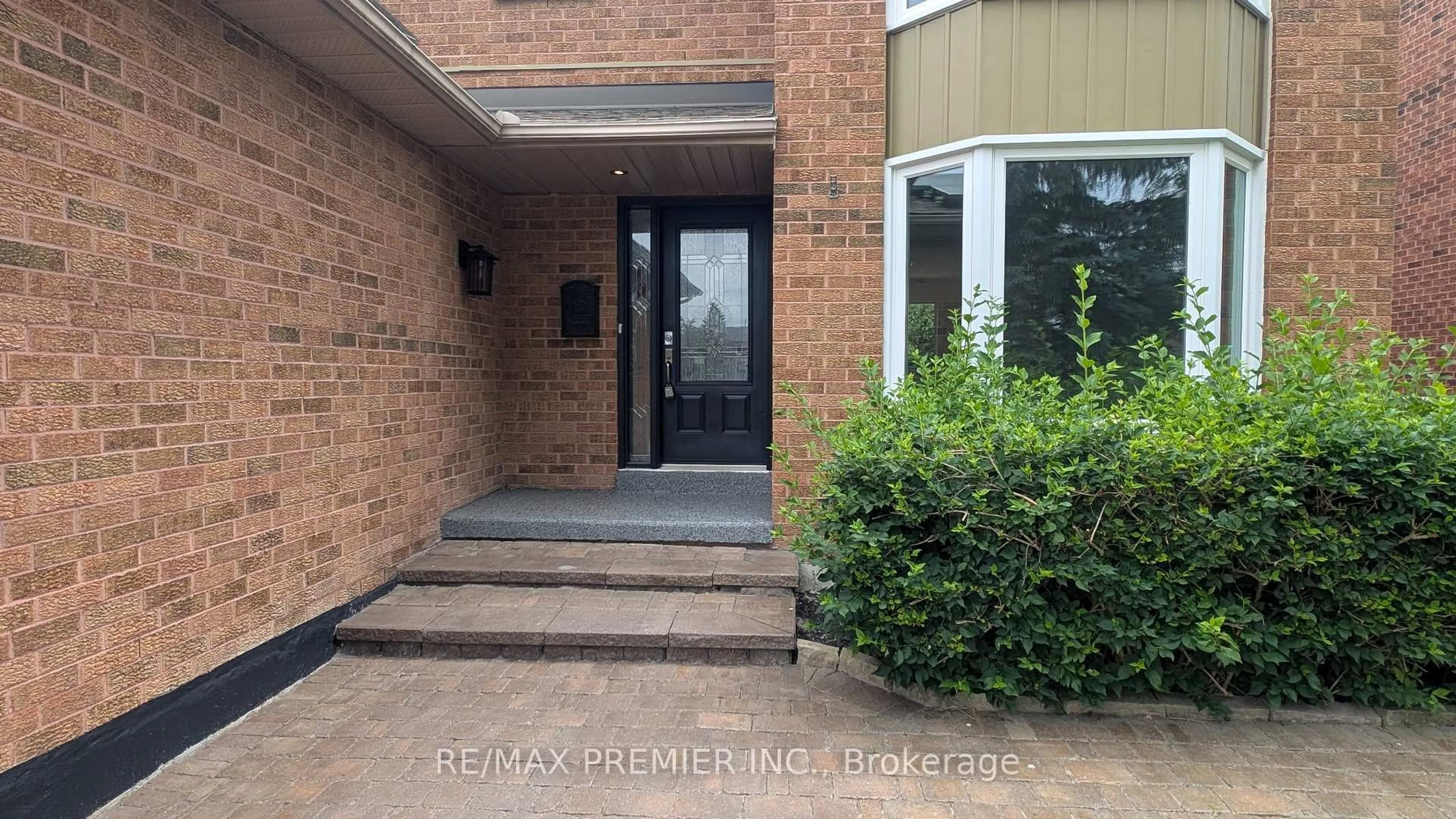 Indoor entryway for 74 Attridge Dr, Aurora Ontario L4G 6J4