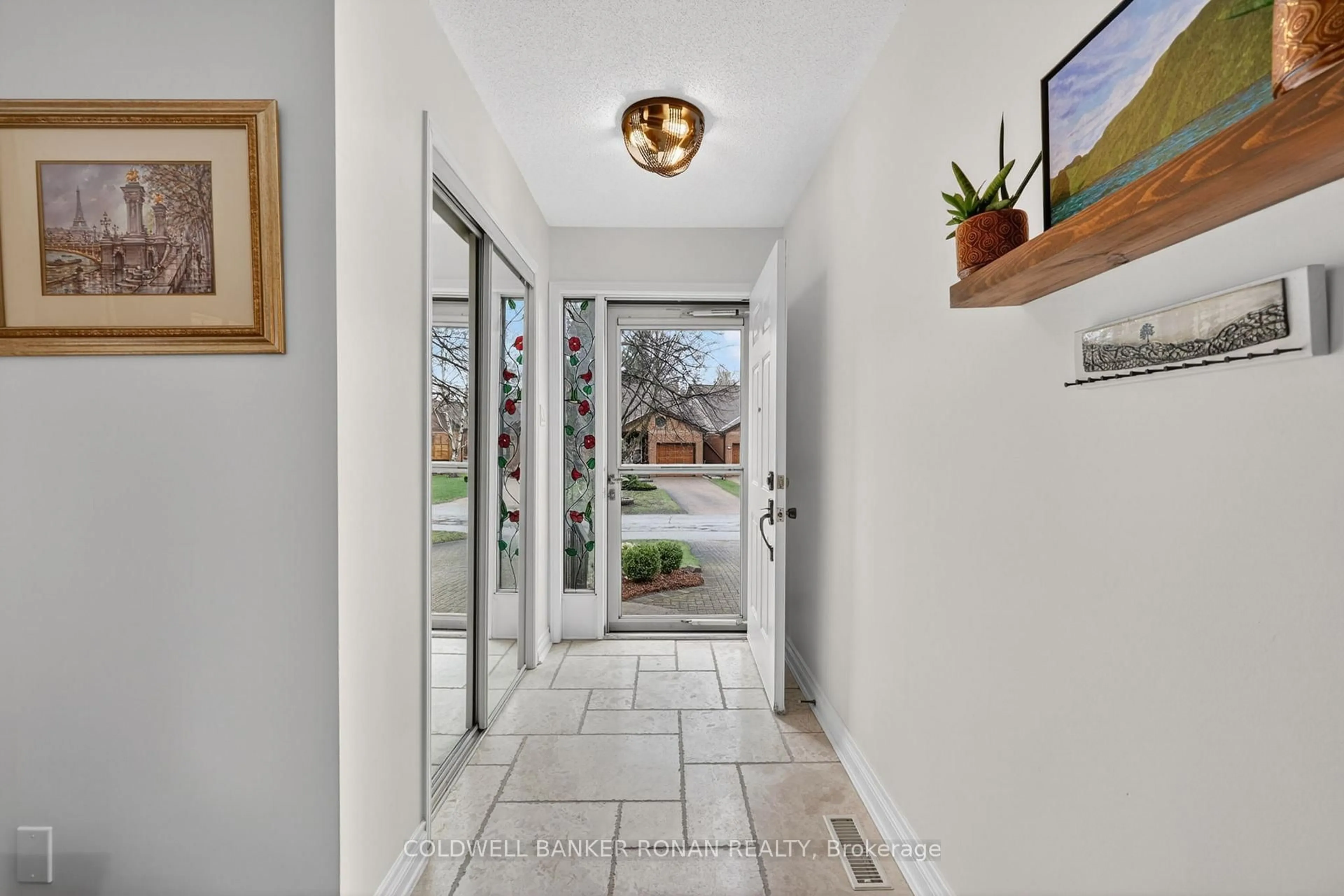 Indoor entryway for 16 Green Briar Rd, New Tecumseth Ontario L9R 1R5