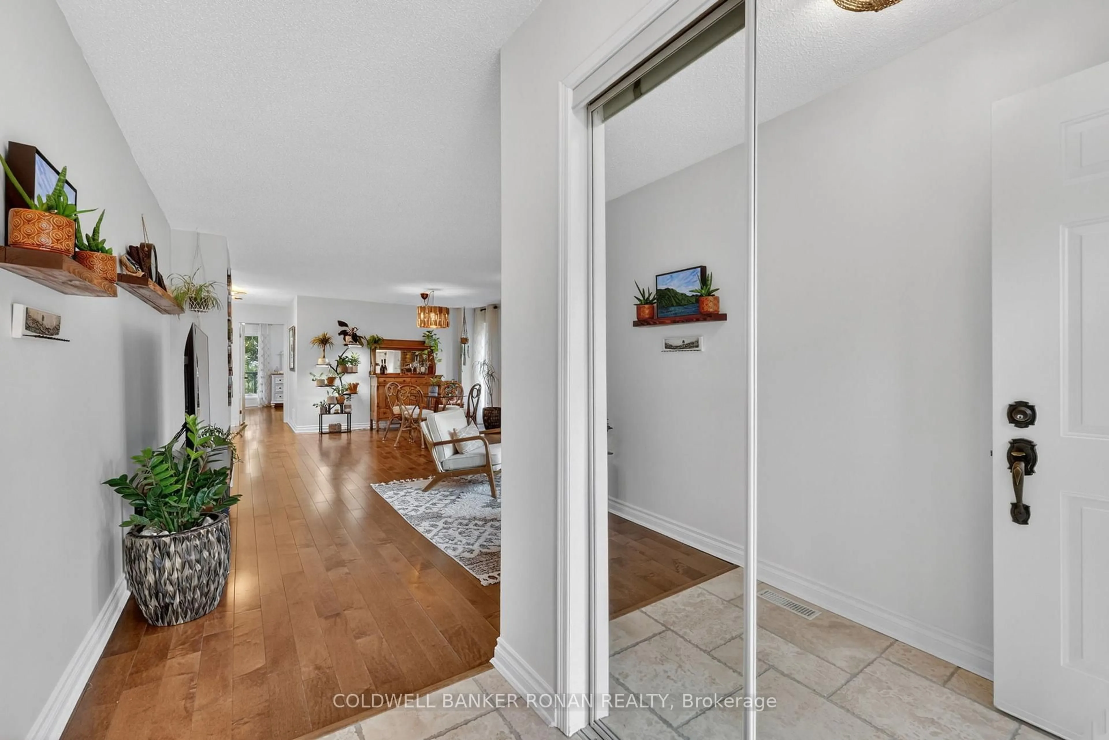 Indoor entryway for 16 Green Briar Rd, New Tecumseth Ontario L9R 1R5