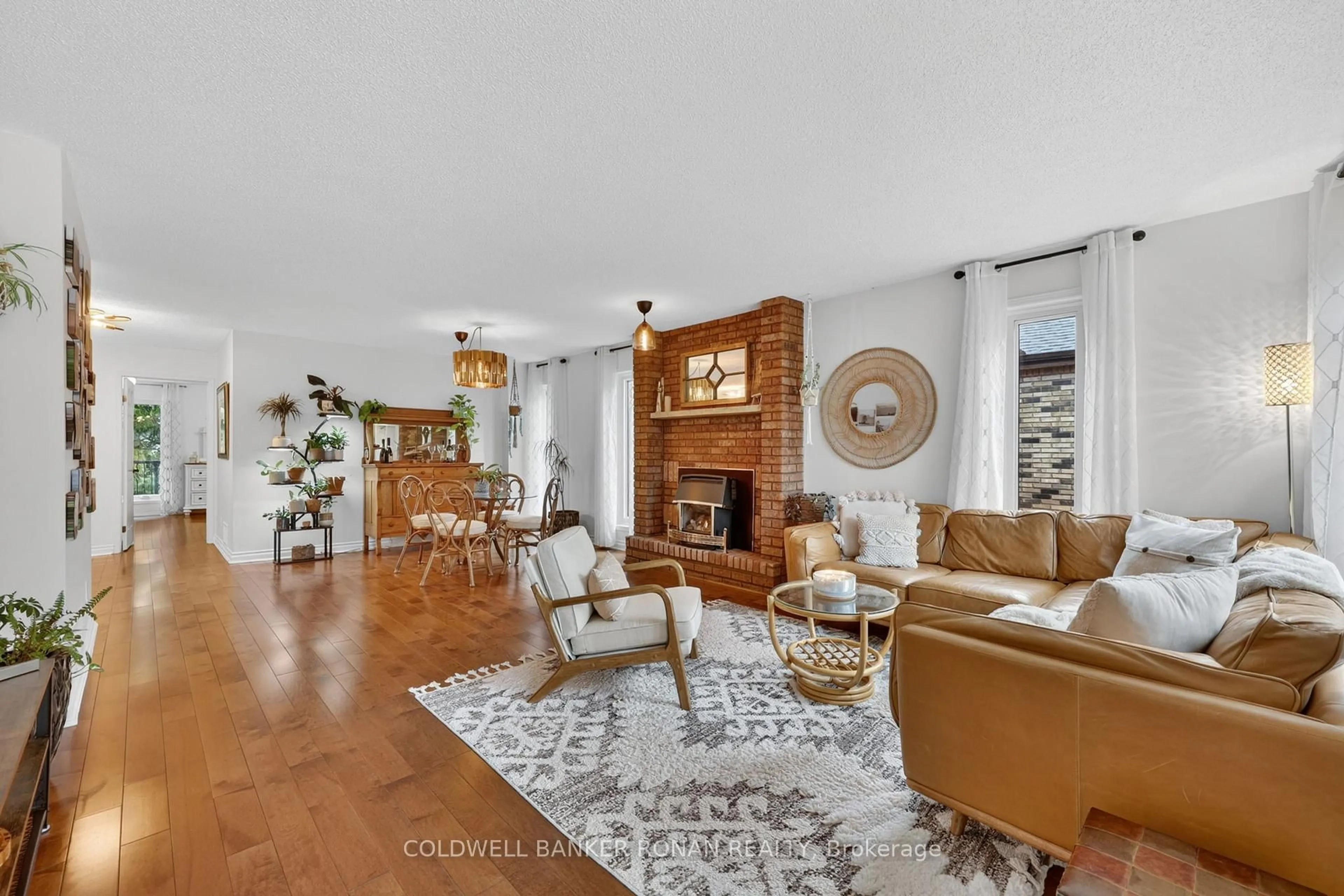 Living room with furniture, unknown for 16 Green Briar Rd, New Tecumseth Ontario L9R 1R5