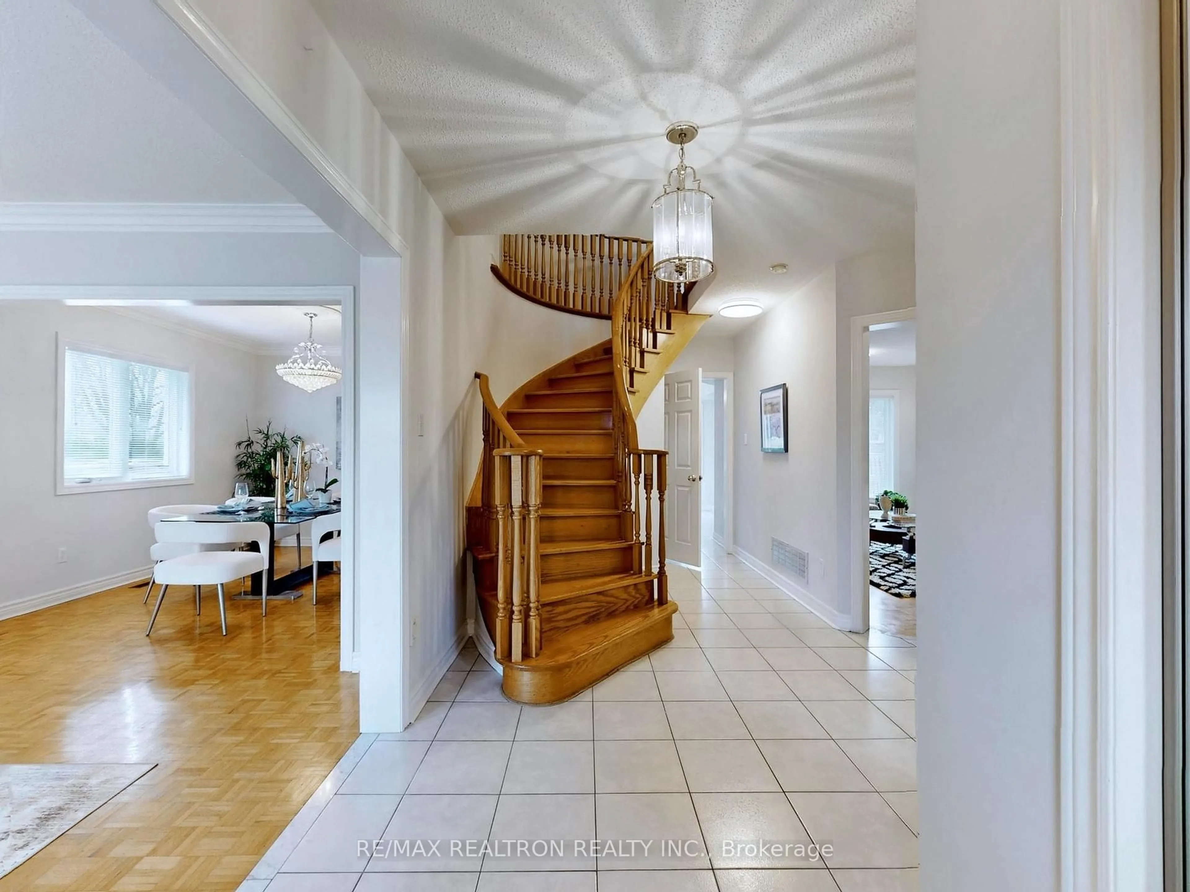 Indoor foyer for 102 Havelock Gate, Markham Ontario L3S 3P6