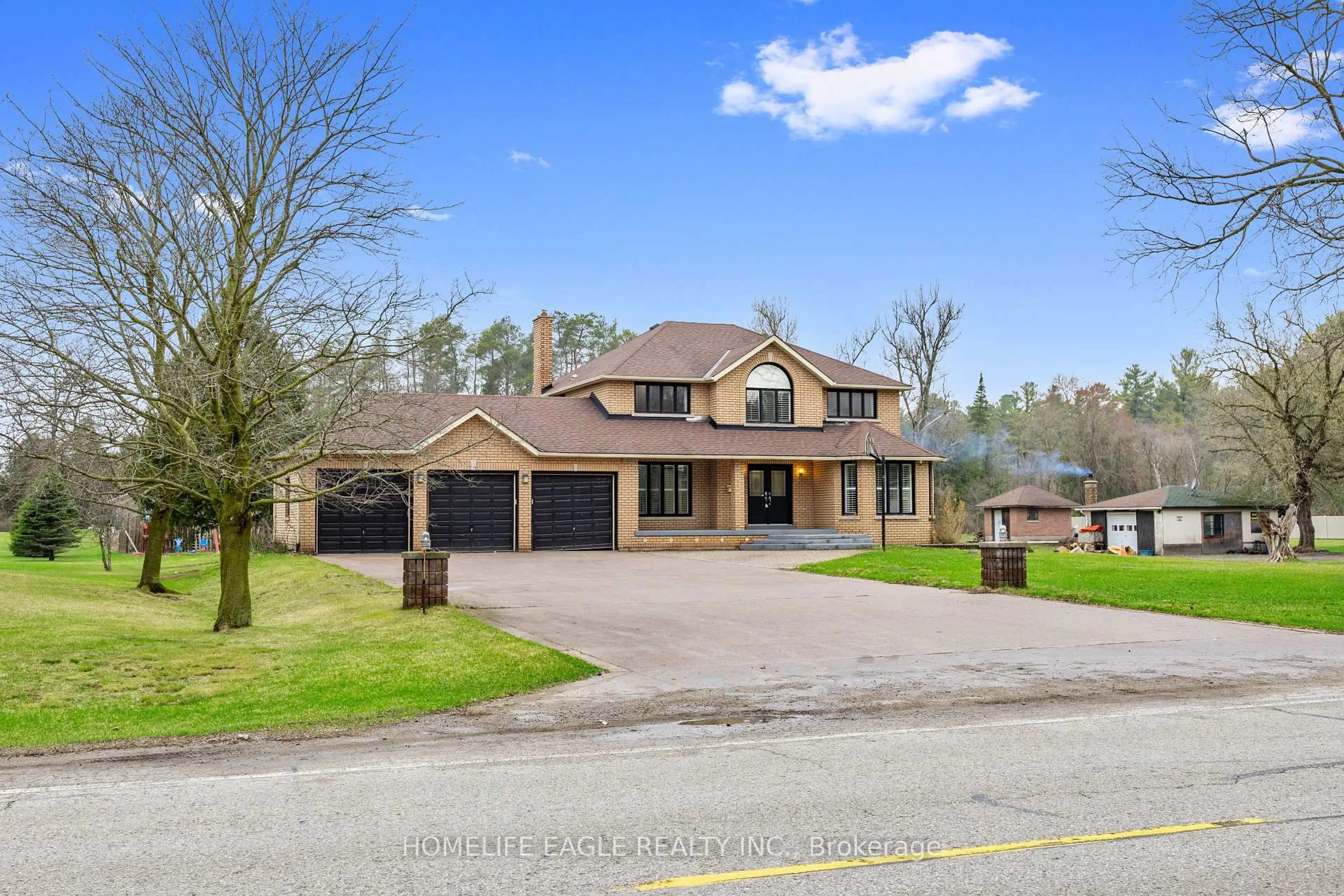 A pic from outside/outdoor area/front of a property/back of a property/a pic from drone, street for 20286 Yonge St, East Gwillimbury Ontario L9N 1B1