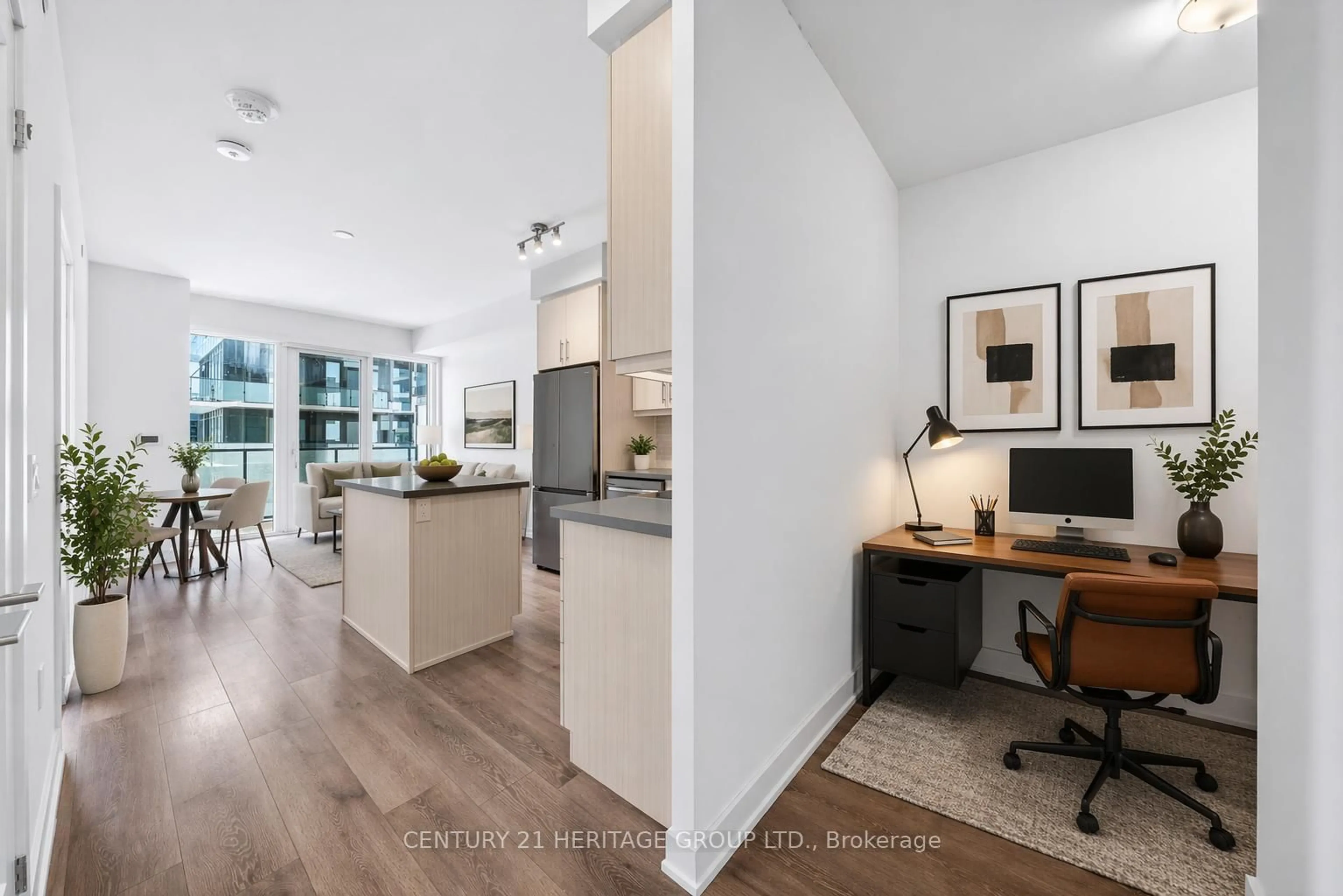 Open concept kitchen, unknown for 105 Oneida Cres #802, Richmond Hill Ontario L4B 0H6