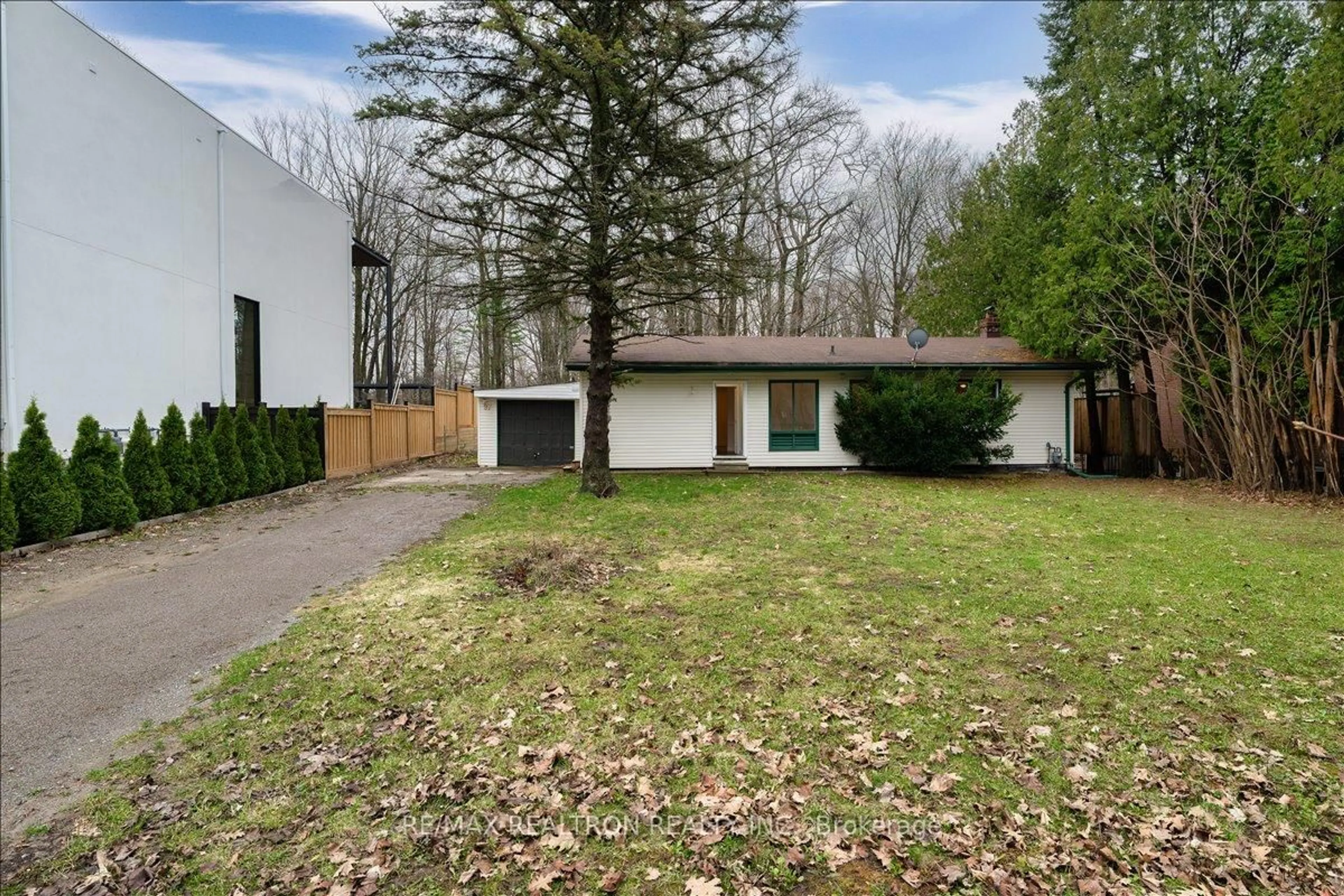 A pic from outside/outdoor area/front of a property/back of a property/a pic from drone, street for 97 Park Cres, Richmond Hill Ontario L4E 3J5