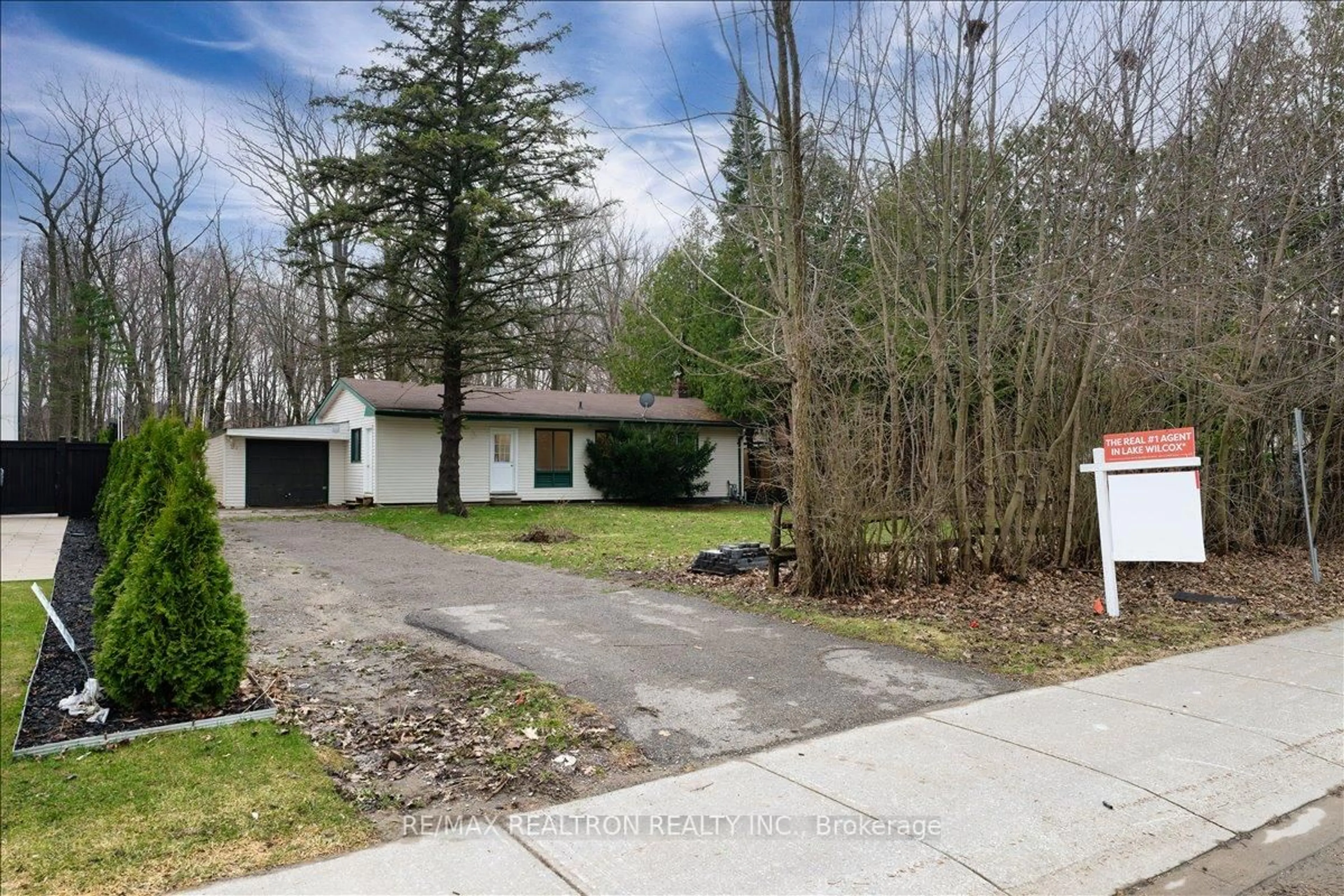 A pic from outside/outdoor area/front of a property/back of a property/a pic from drone, street for 97 Park Cres, Richmond Hill Ontario L4E 3J5