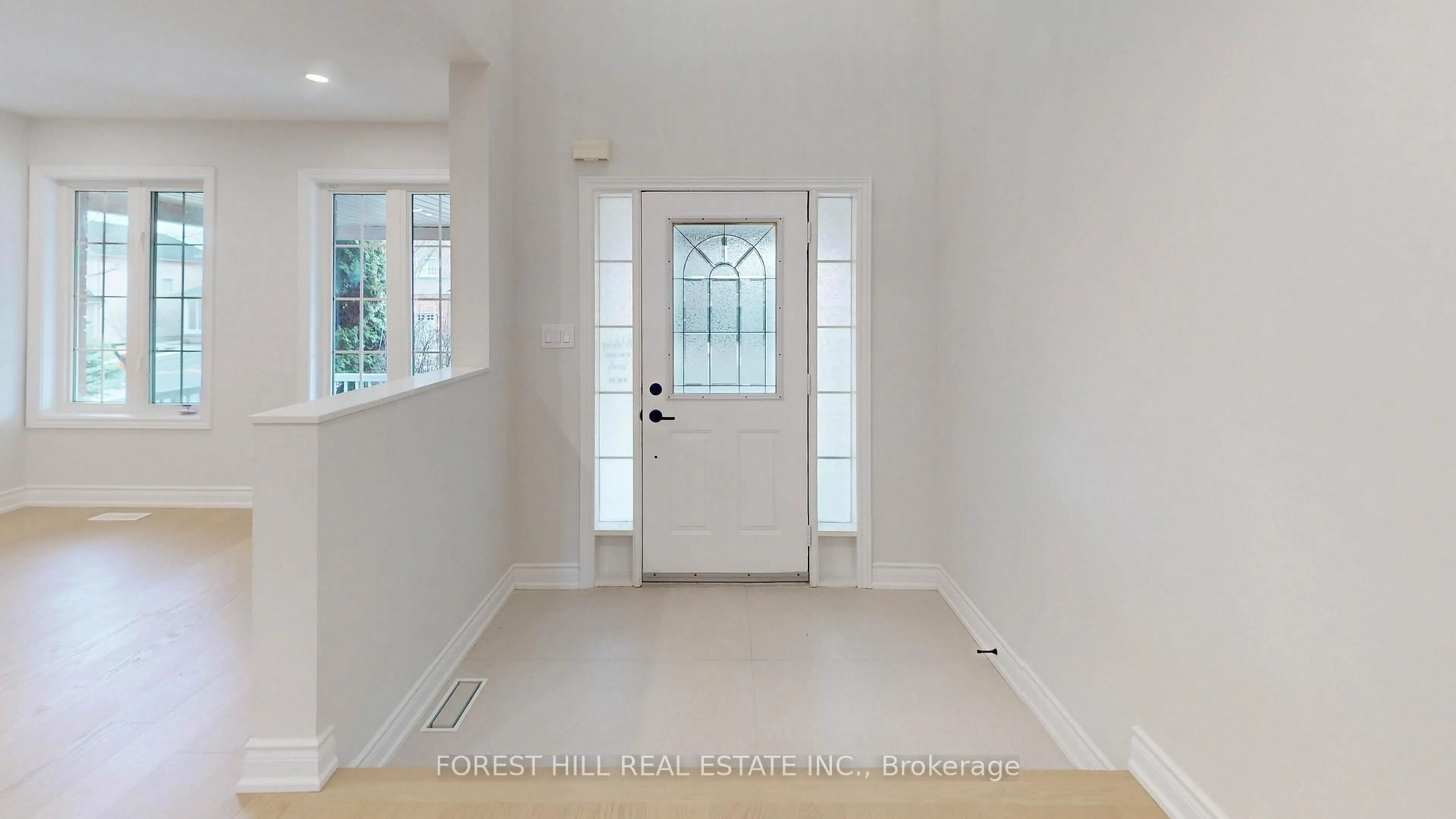 Indoor entryway for 10 Reddenhurst Cres, Georgina Ontario L4P 4G1