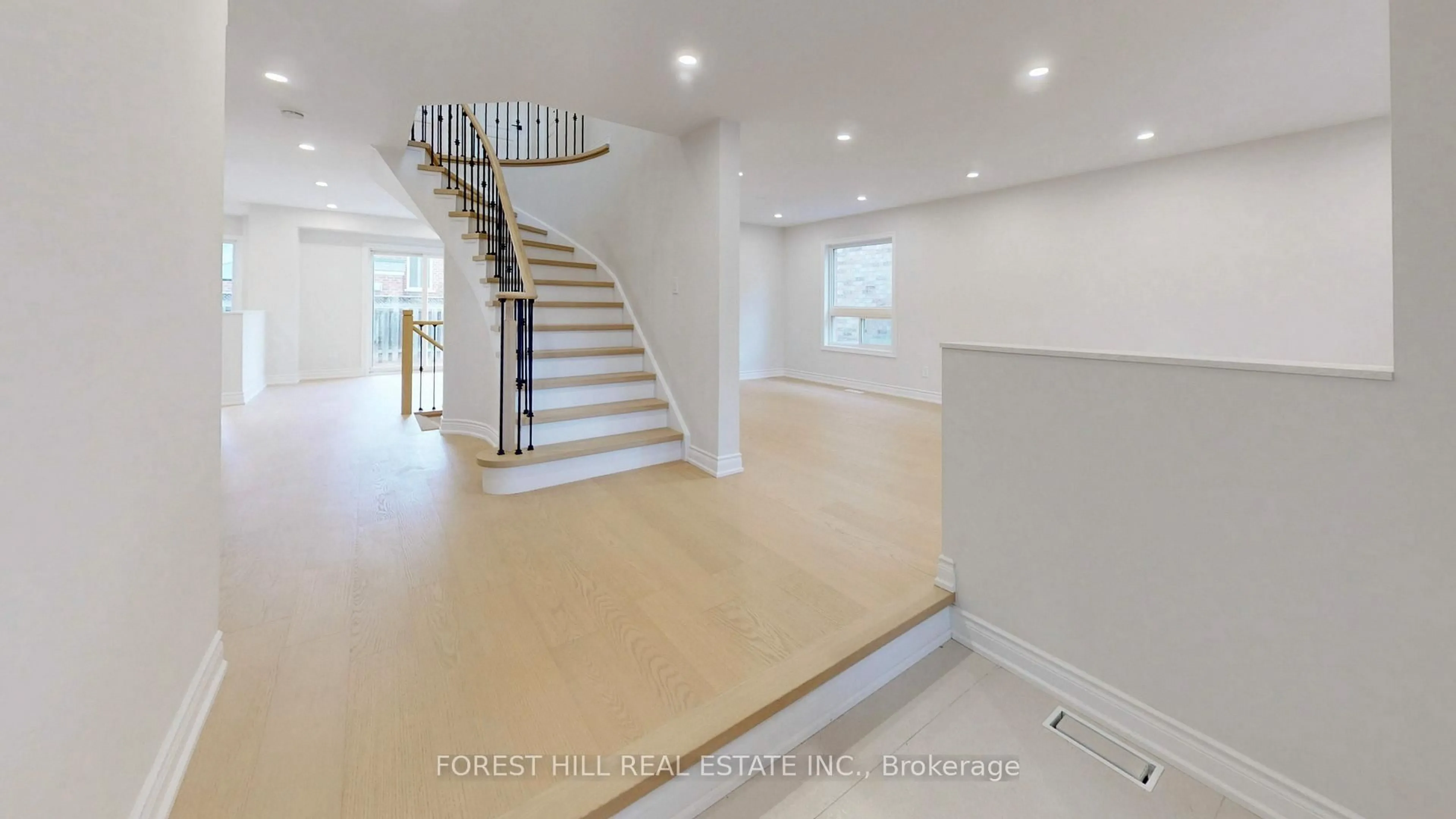 Indoor foyer for 10 Reddenhurst Cres, Georgina Ontario L4P 4G1