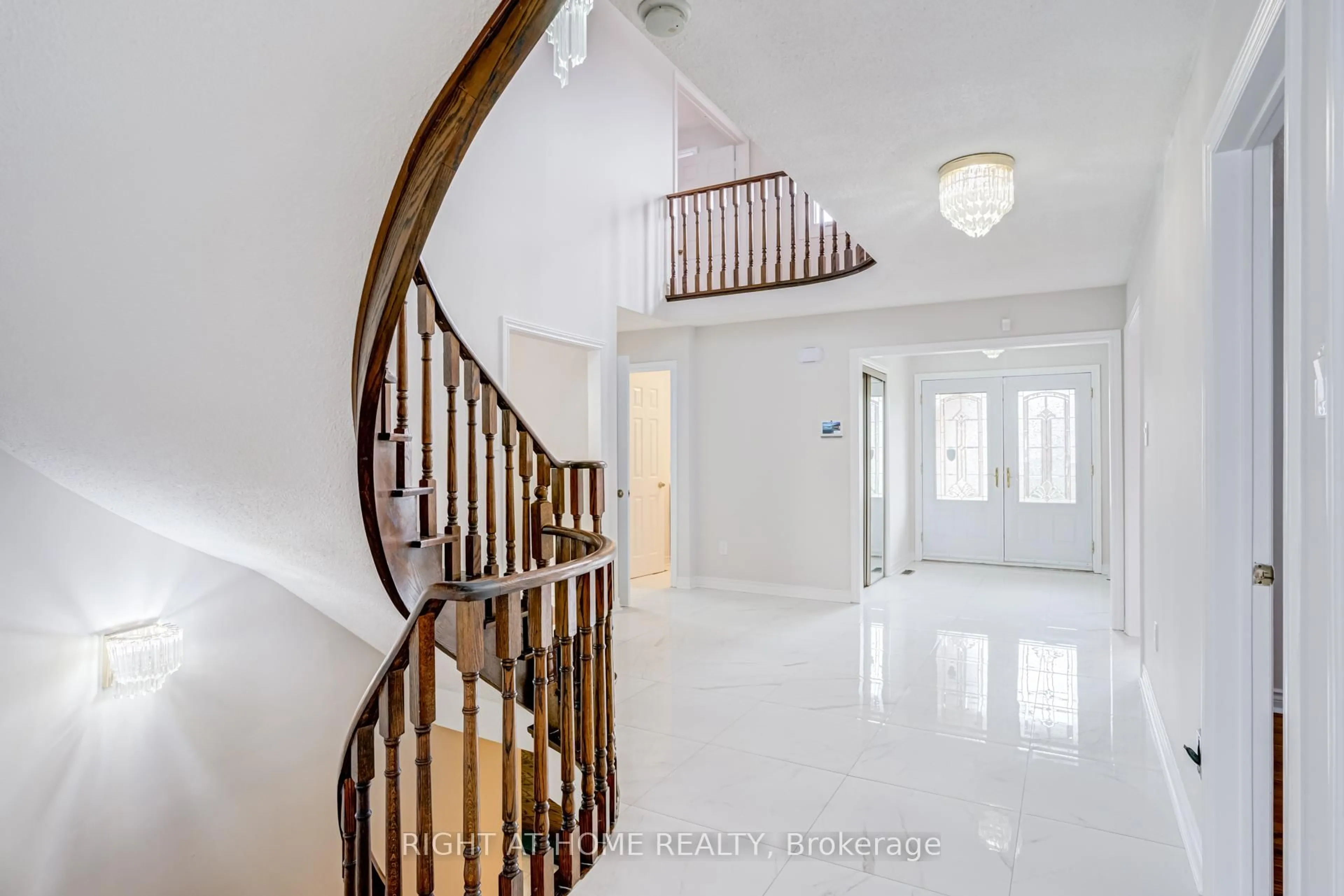 Indoor foyer for 46 Hewlett Cres, Markham Ontario L3P 7J8