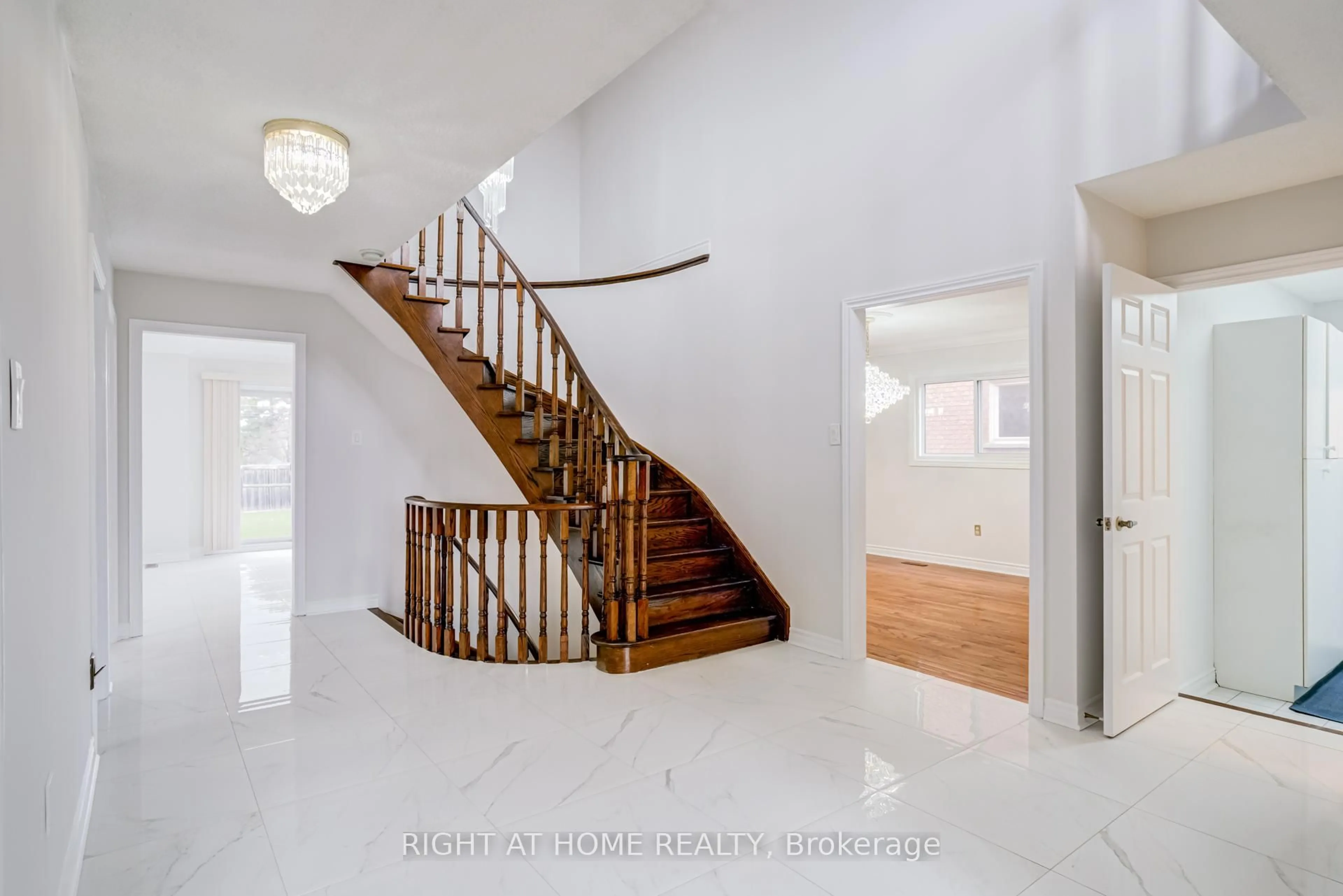 Stairs for 46 Hewlett Cres, Markham Ontario L3P 7J8