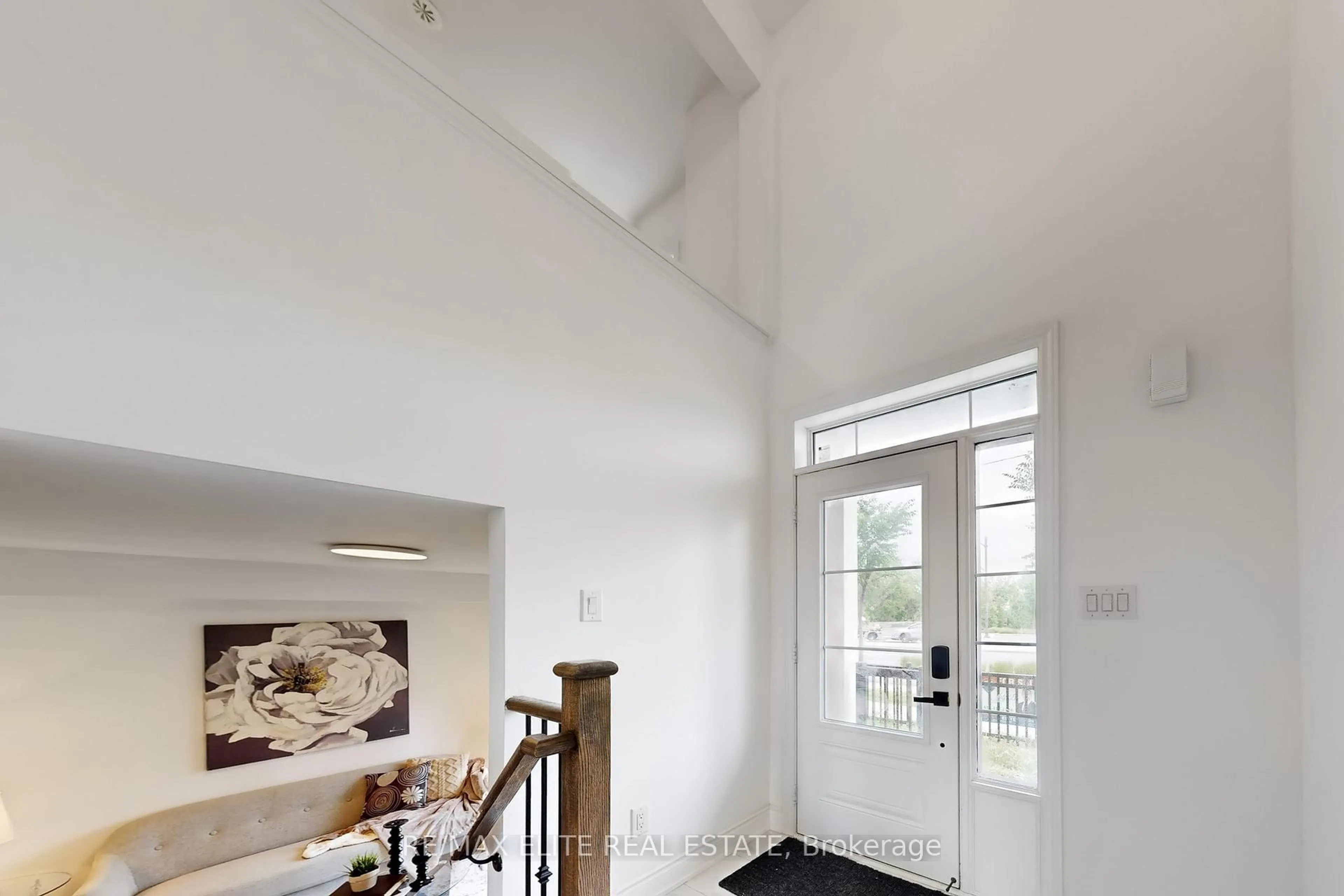 Indoor entryway for 4142 Highway 7 Rd, Markham Ontario L3R 0W9