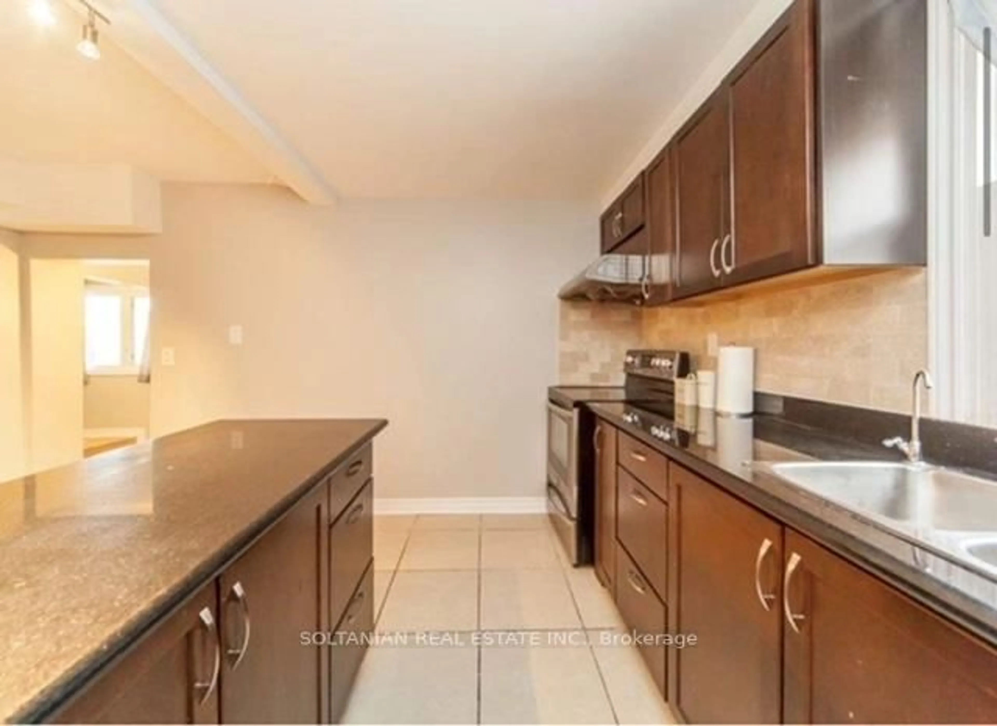 Standard kitchen, ceramic/tile floor for 257 Parkwood Ave, Georgina Ontario L4P 2X2