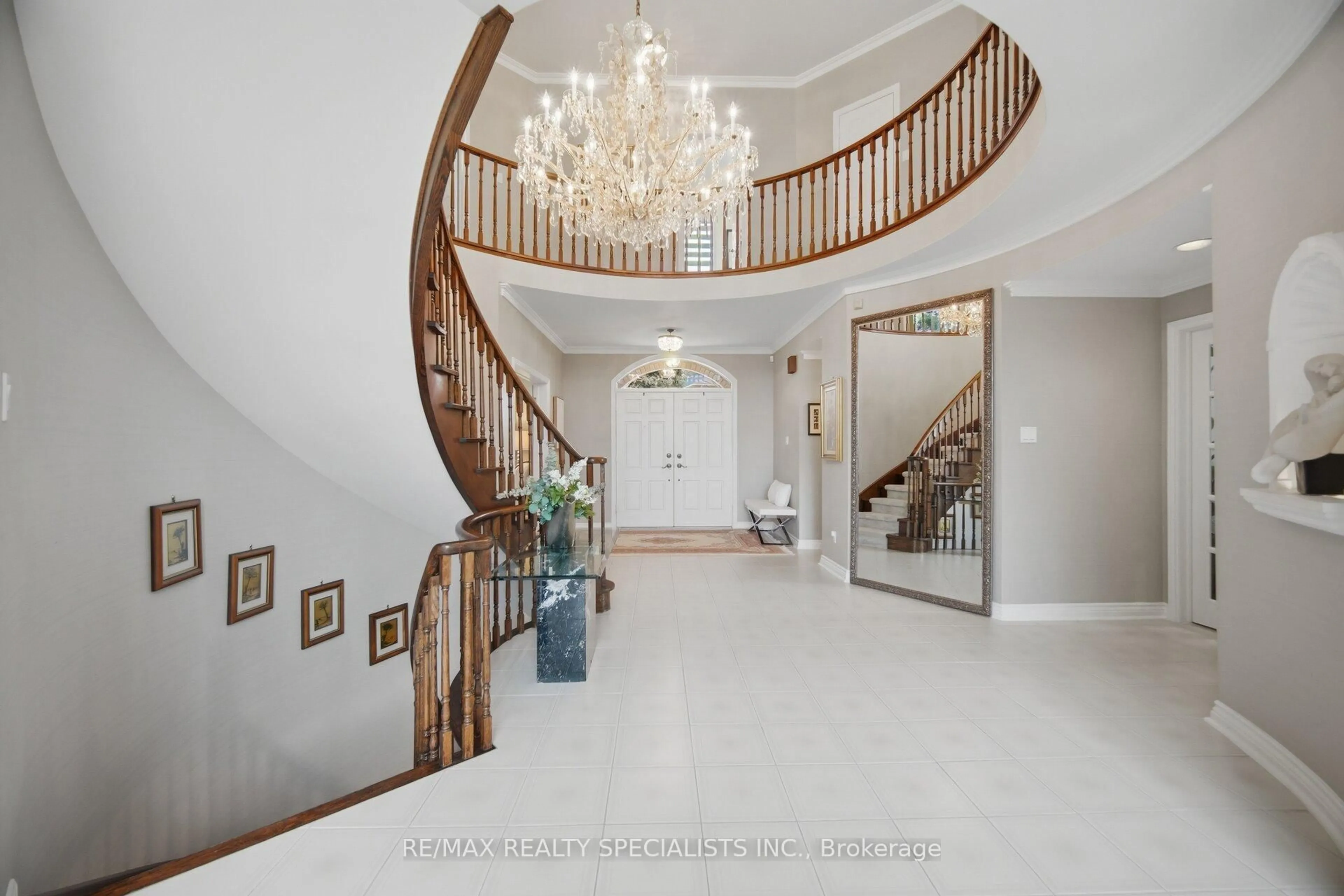 Indoor foyer for 5 Rossmull Cres, Vaughan Ontario L4L 7C8