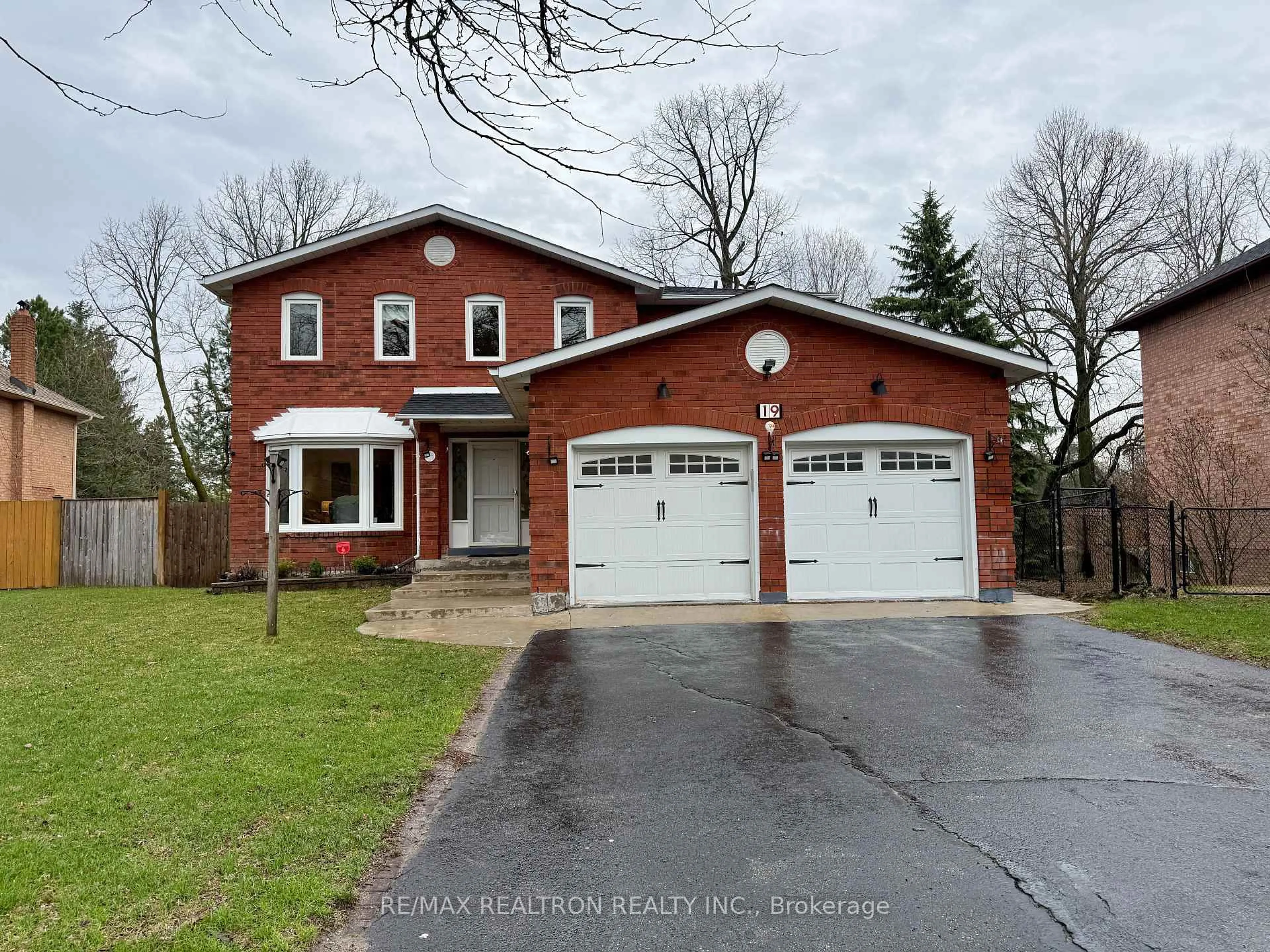 Home with brick exterior material, street for 19 Lacey Crt, Aurora Ontario L4G 5G3