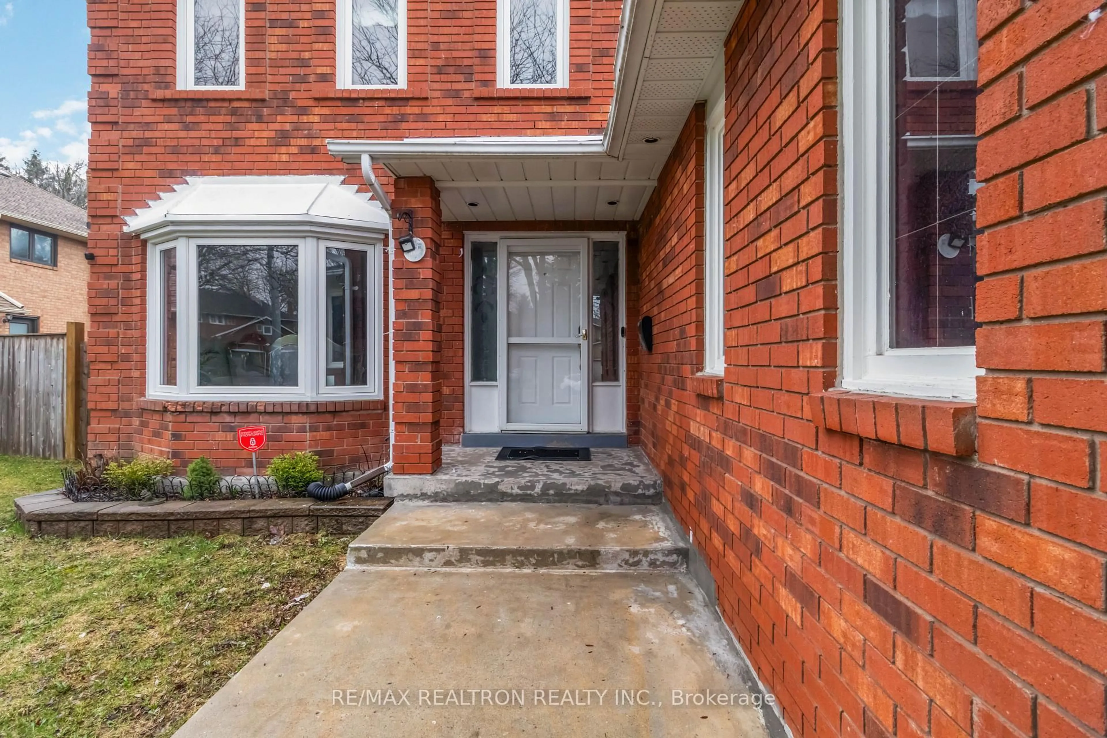 Home with brick exterior material, street for 19 Lacey Crt, Aurora Ontario L4G 5G3
