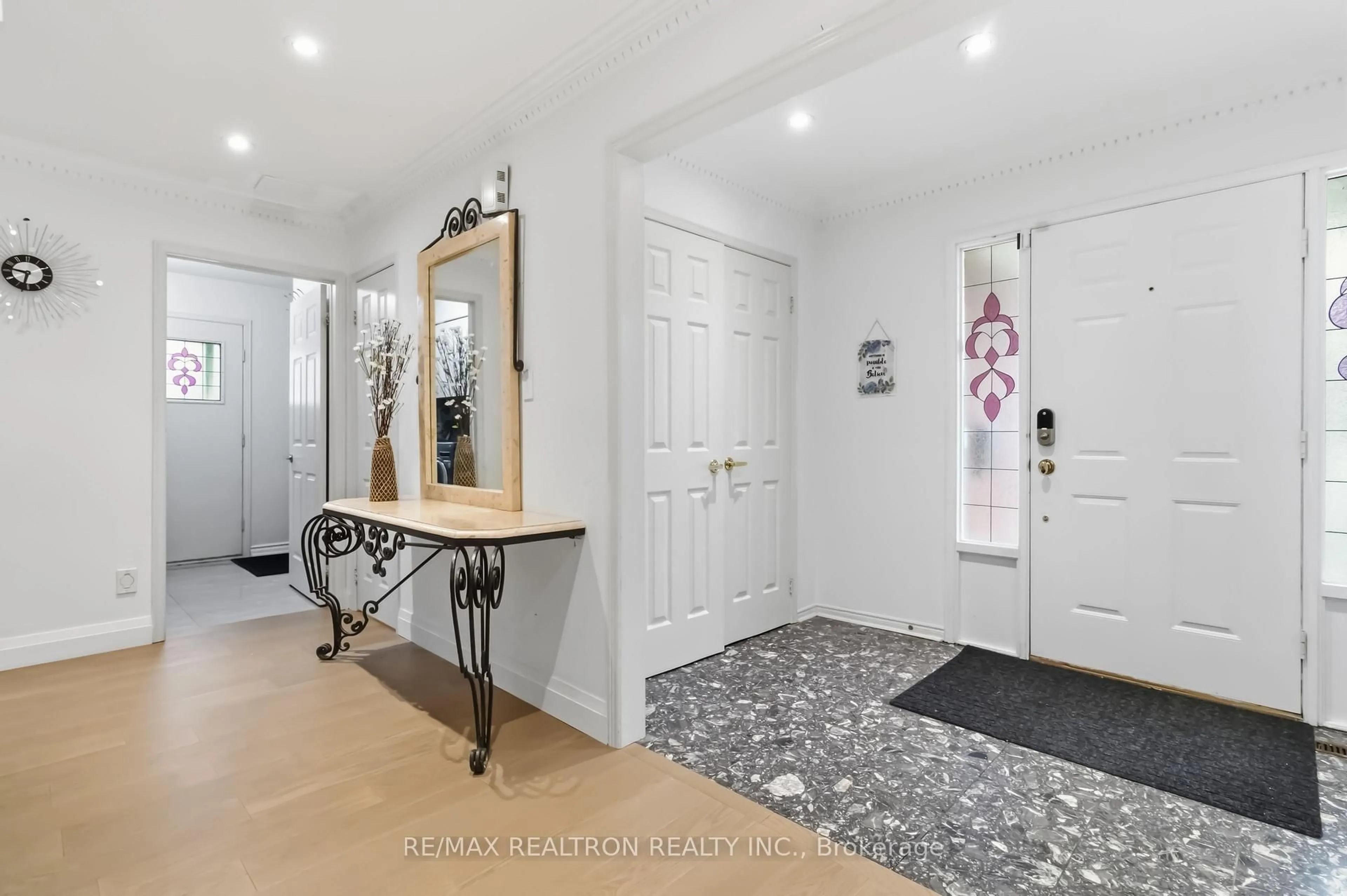 Indoor entryway for 19 Lacey Crt, Aurora Ontario L4G 5G3