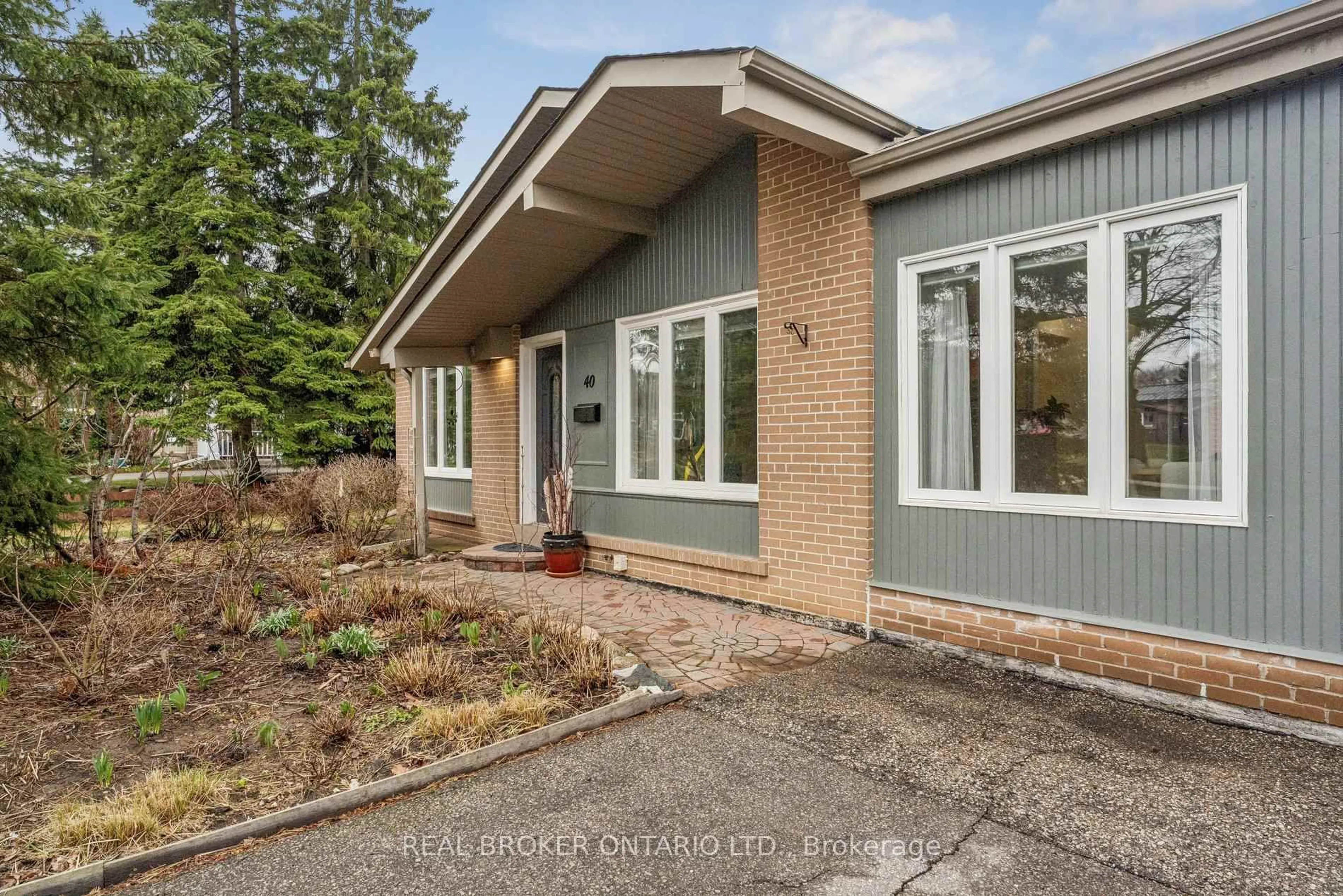 Home with brick exterior material, street for 40 Seaton Dr, Aurora Ontario L4G 2K1