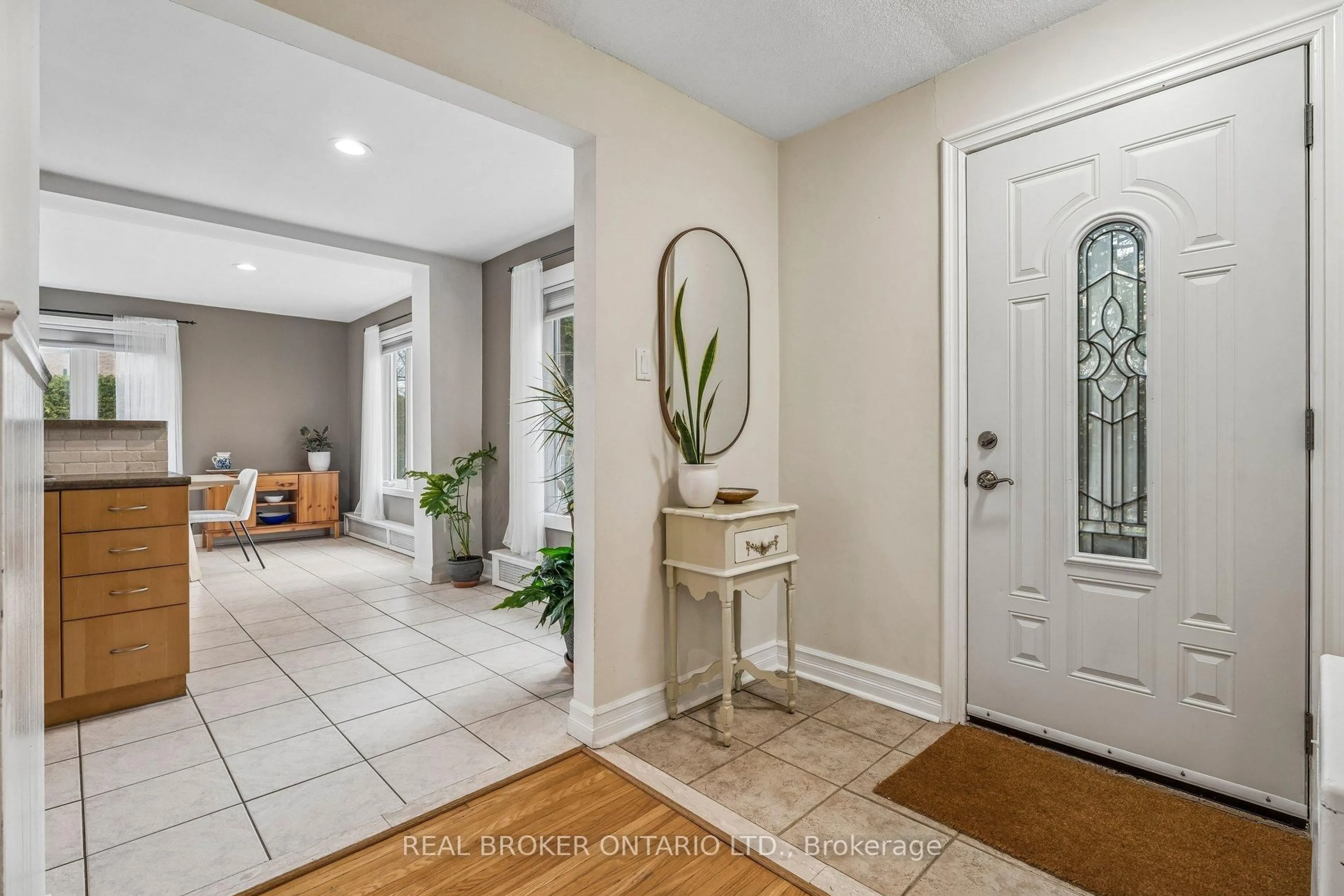 Indoor entryway for 40 Seaton Dr, Aurora Ontario L4G 2K1