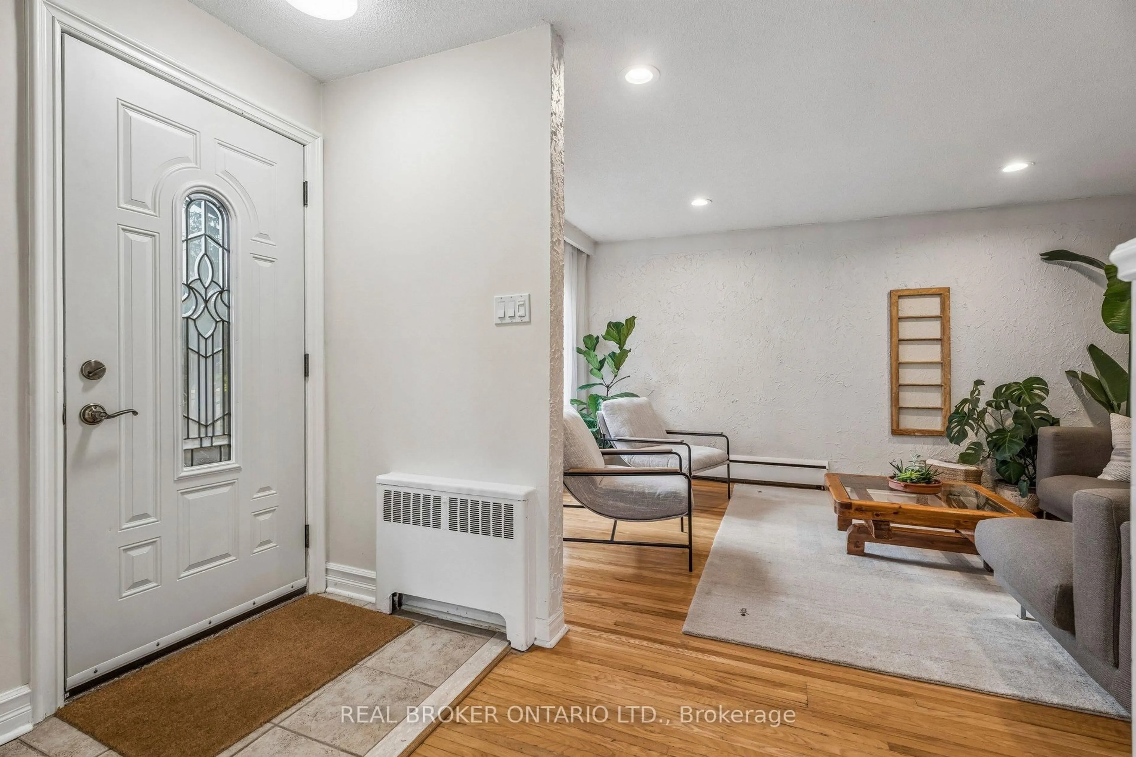 Indoor entryway for 40 Seaton Dr, Aurora Ontario L4G 2K1