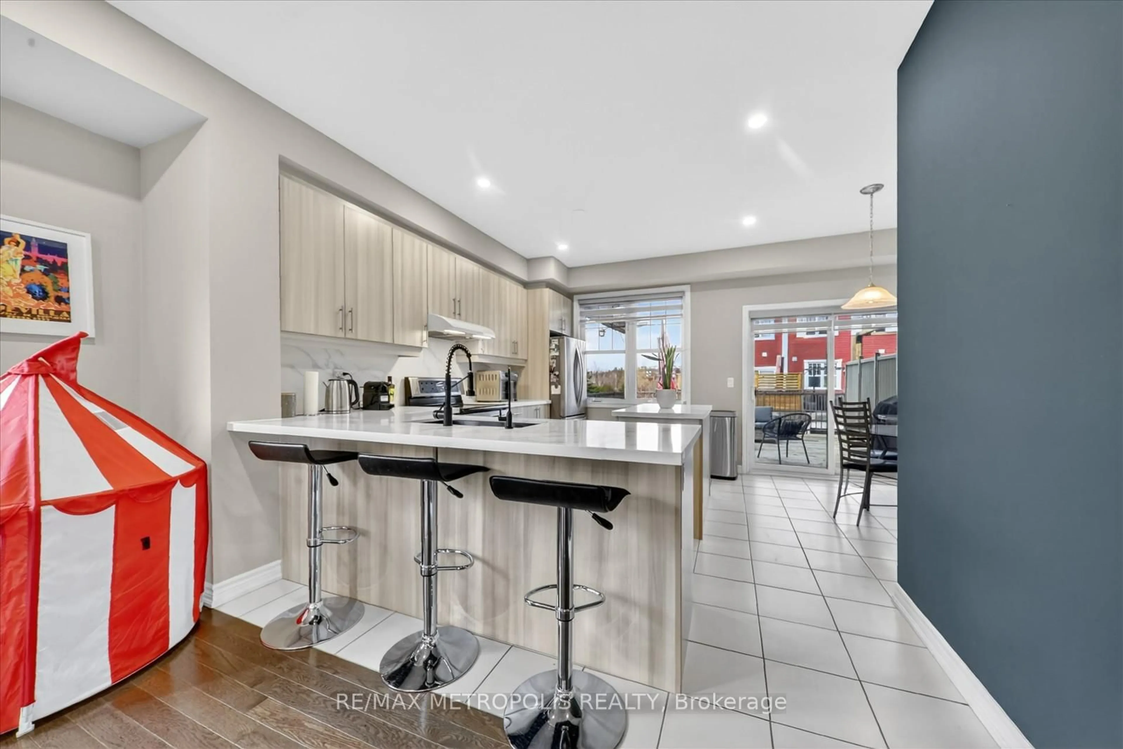 Open concept kitchen, ceramic/tile floor for 1 Boadway Cres, Whitchurch-Stouffville Ontario L4A 1X9