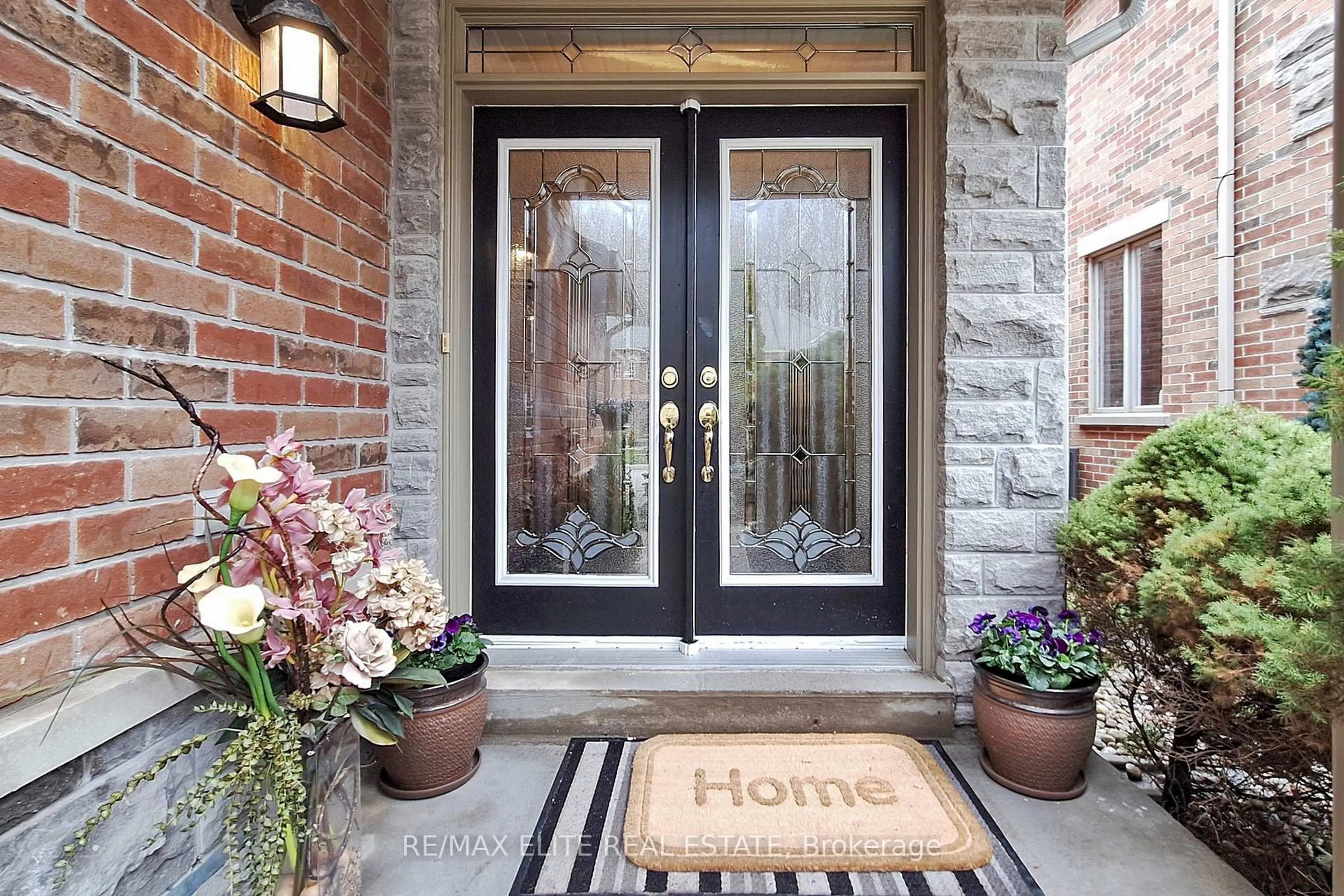 Indoor entryway for 112 Westbury Crt, Richmond Hill Ontario L4S 2L3