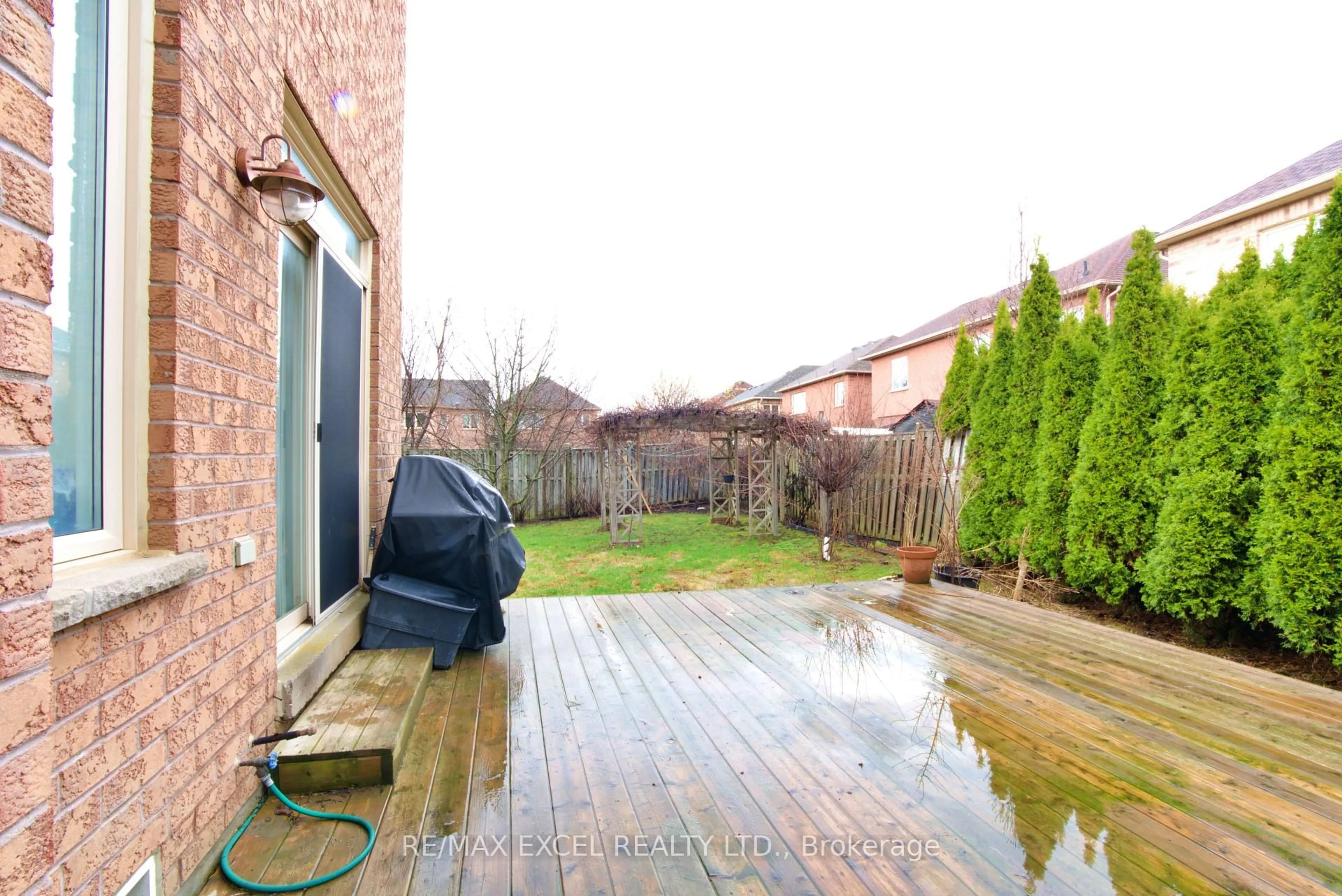 Patio, street for 35 Waldron Cres, Richmond Hill Ontario L4E 4A3