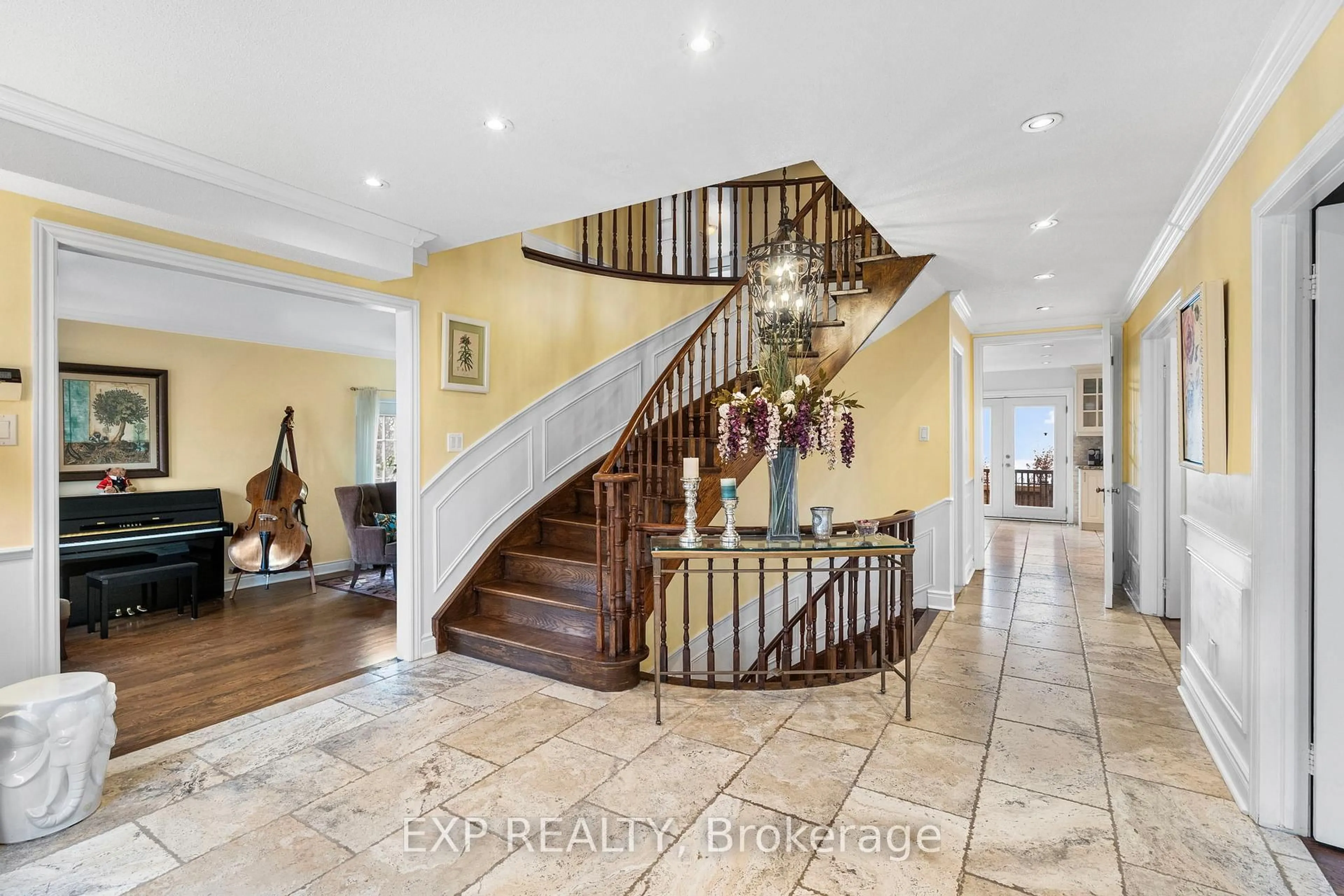 Indoor foyer for 89 Windermere Cres, Richmond Hill Ontario L4C 6Y8