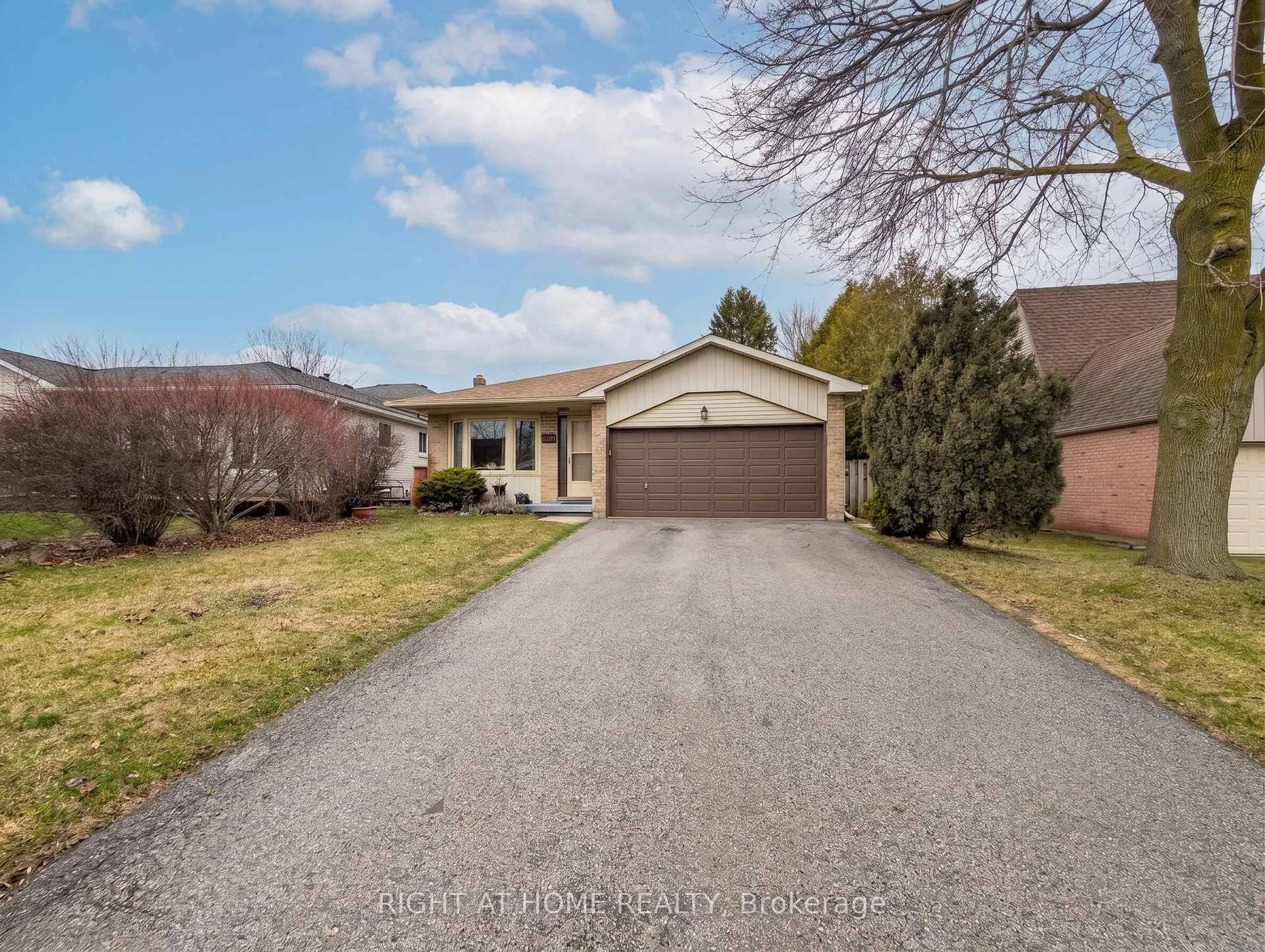 A pic from outside/outdoor area/front of a property/back of a property/a pic from drone, street for 505 London Rd, Newmarket Ontario L3Y 6E4