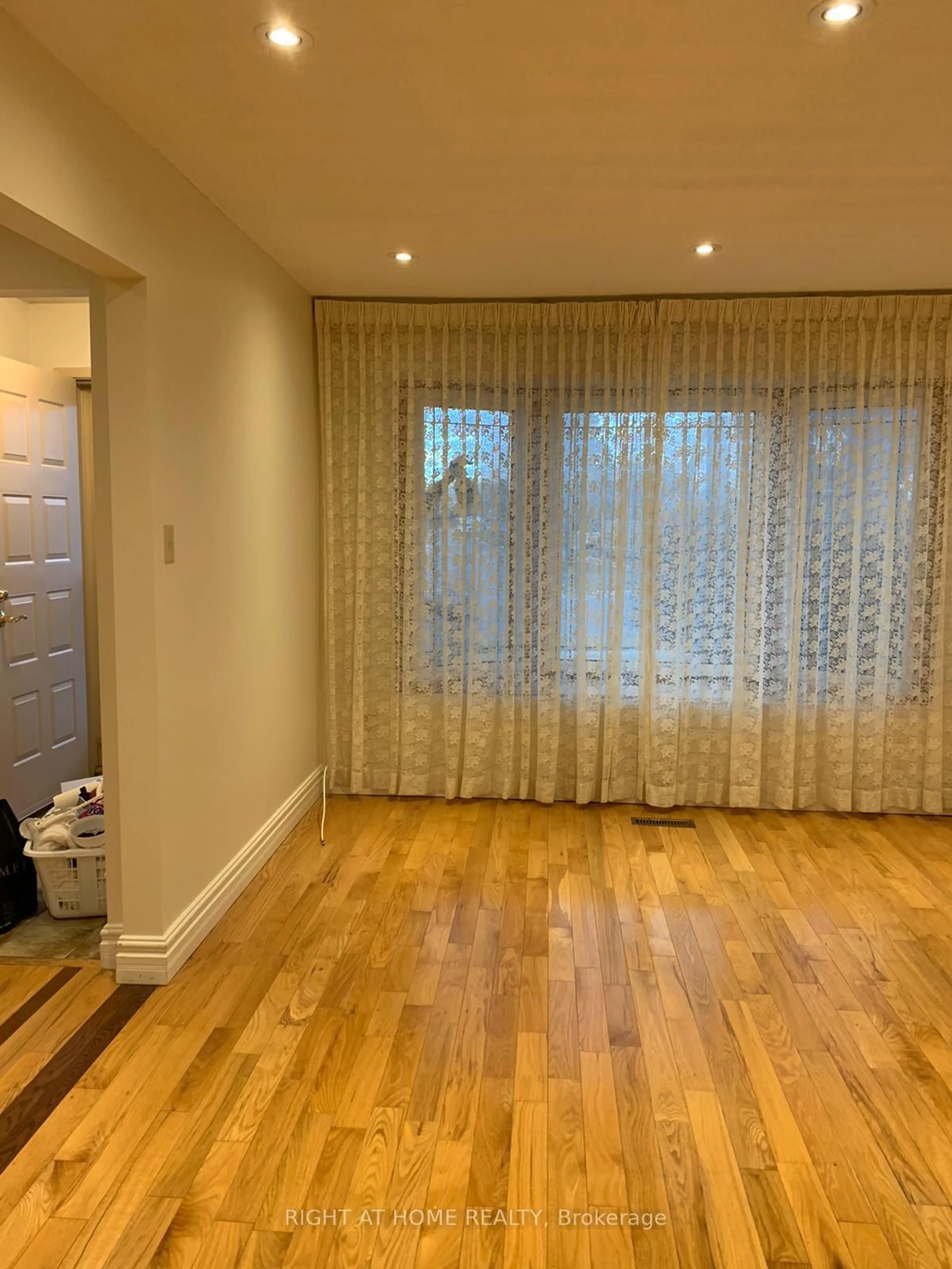 A pic of a room for 505 London Rd, Newmarket Ontario L3Y 6E4