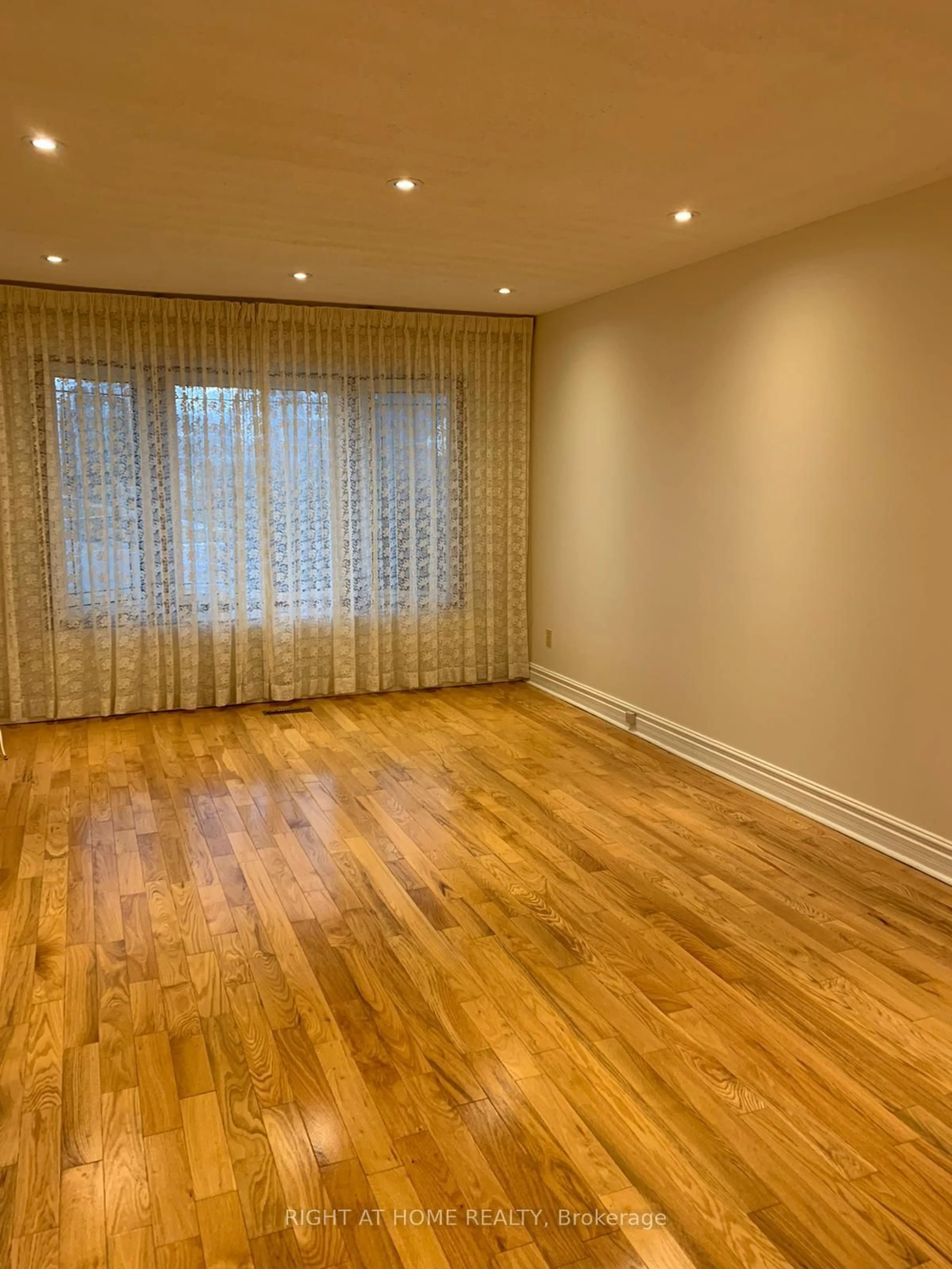A pic of a room for 505 London Rd, Newmarket Ontario L3Y 6E4