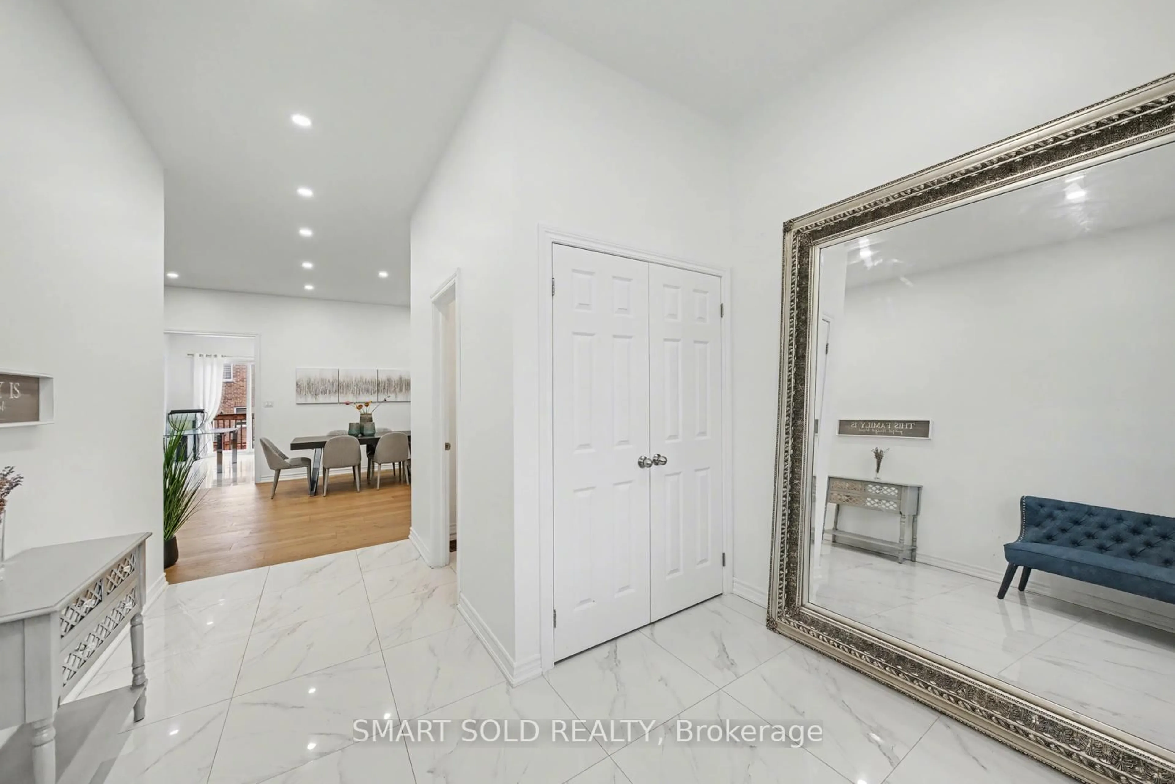 Indoor entryway for 1239 Peelar Cres, Innisfil Ontario L0L 1W0