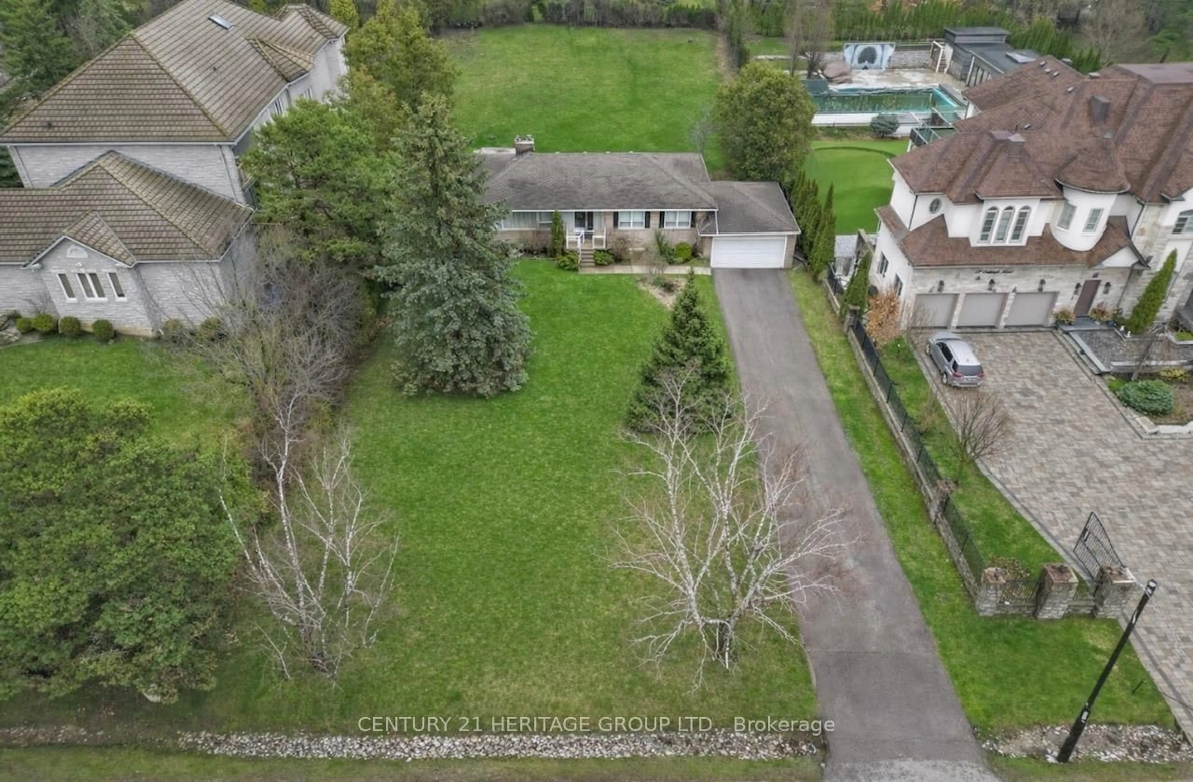 A pic from outside/outdoor area/front of a property/back of a property/a pic from drone, street for 19 Oakbank Rd, Vaughan Ontario L4J 2B8