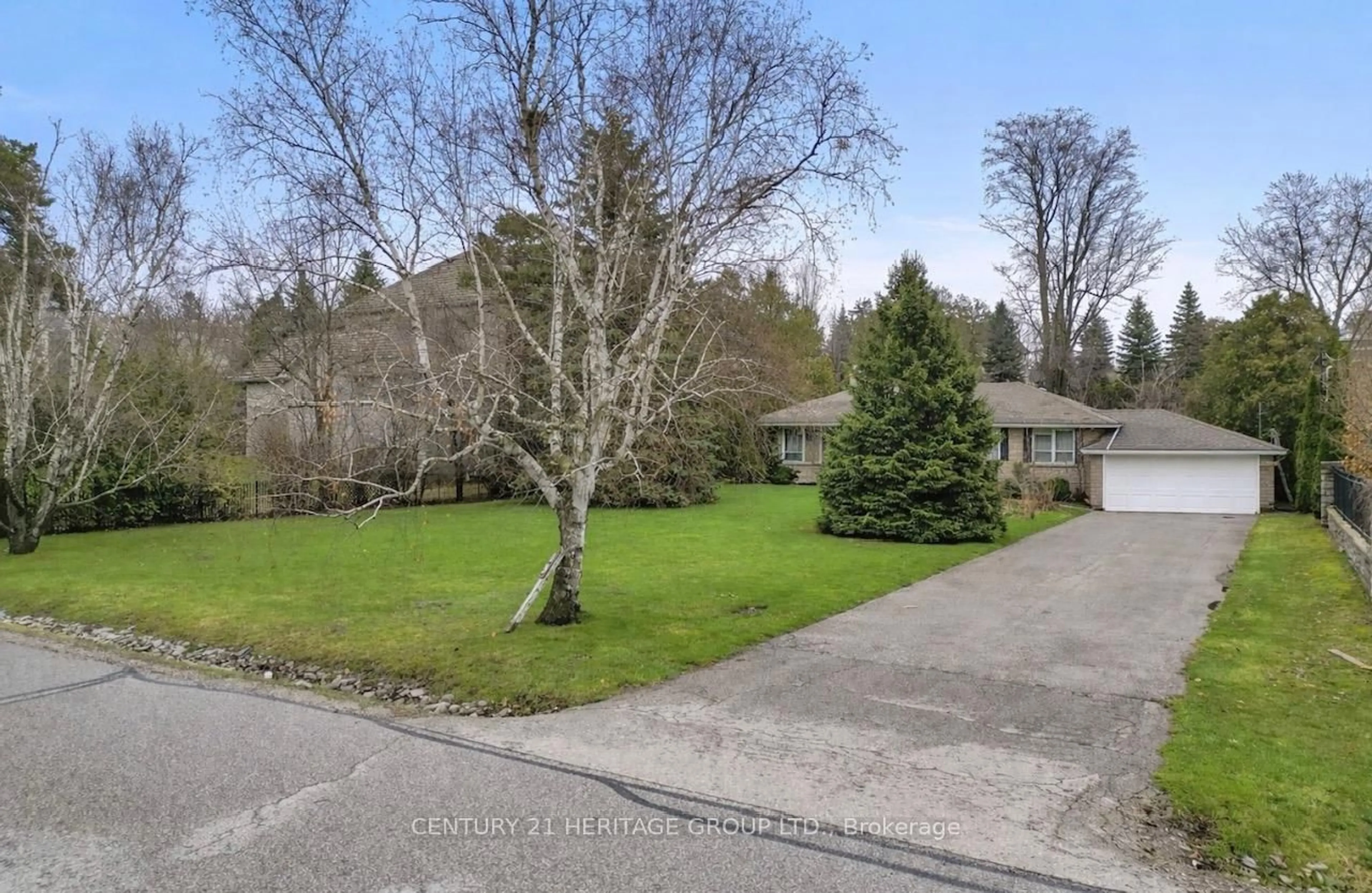 A pic from outside/outdoor area/front of a property/back of a property/a pic from drone, street for 19 Oakbank Rd, Vaughan Ontario L4J 2B8