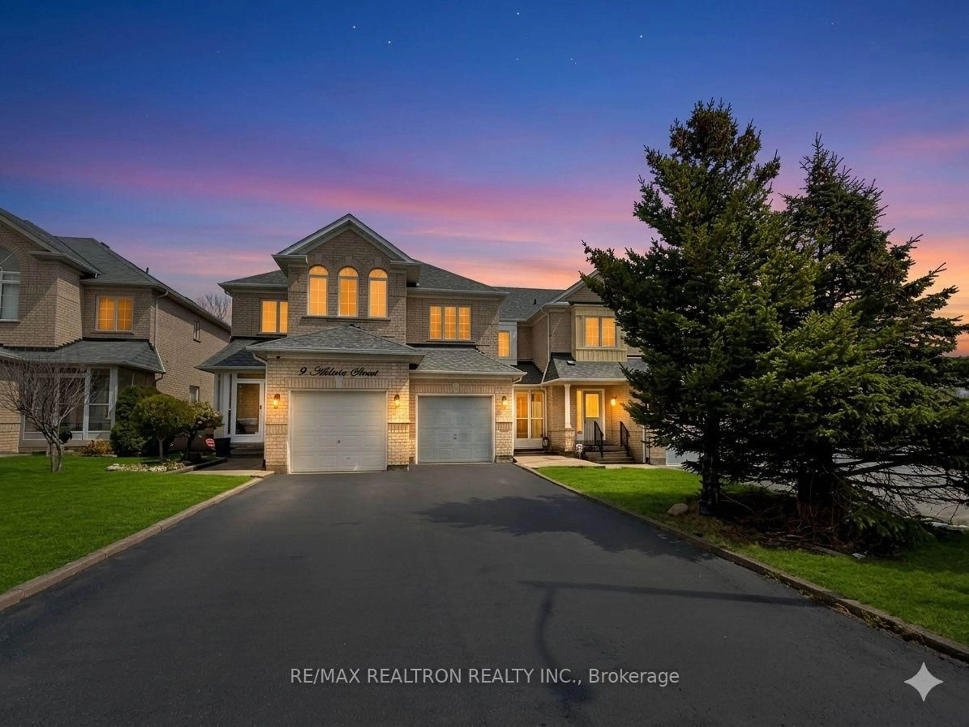 A pic from outside/outdoor area/front of a property/back of a property/a pic from drone, street for 7 Abitibi St, Richmond Hill Ontario L4C 0R1