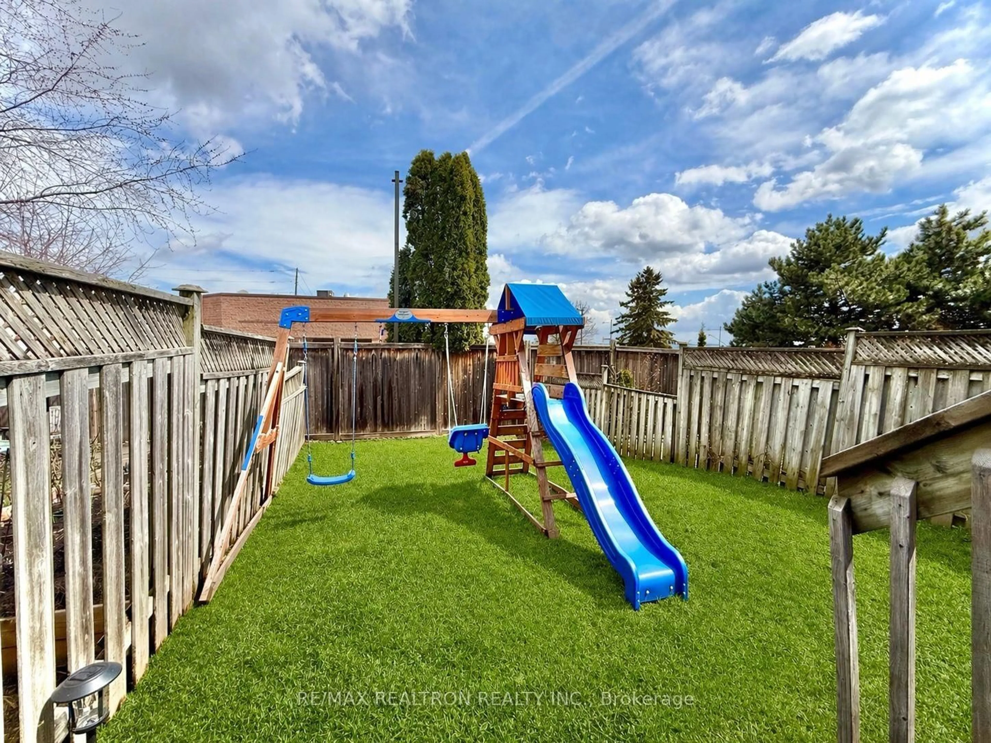 A pic from outside/outdoor area/front of a property/back of a property/a pic from drone, street for 7 Abitibi St, Richmond Hill Ontario L4C 0R1