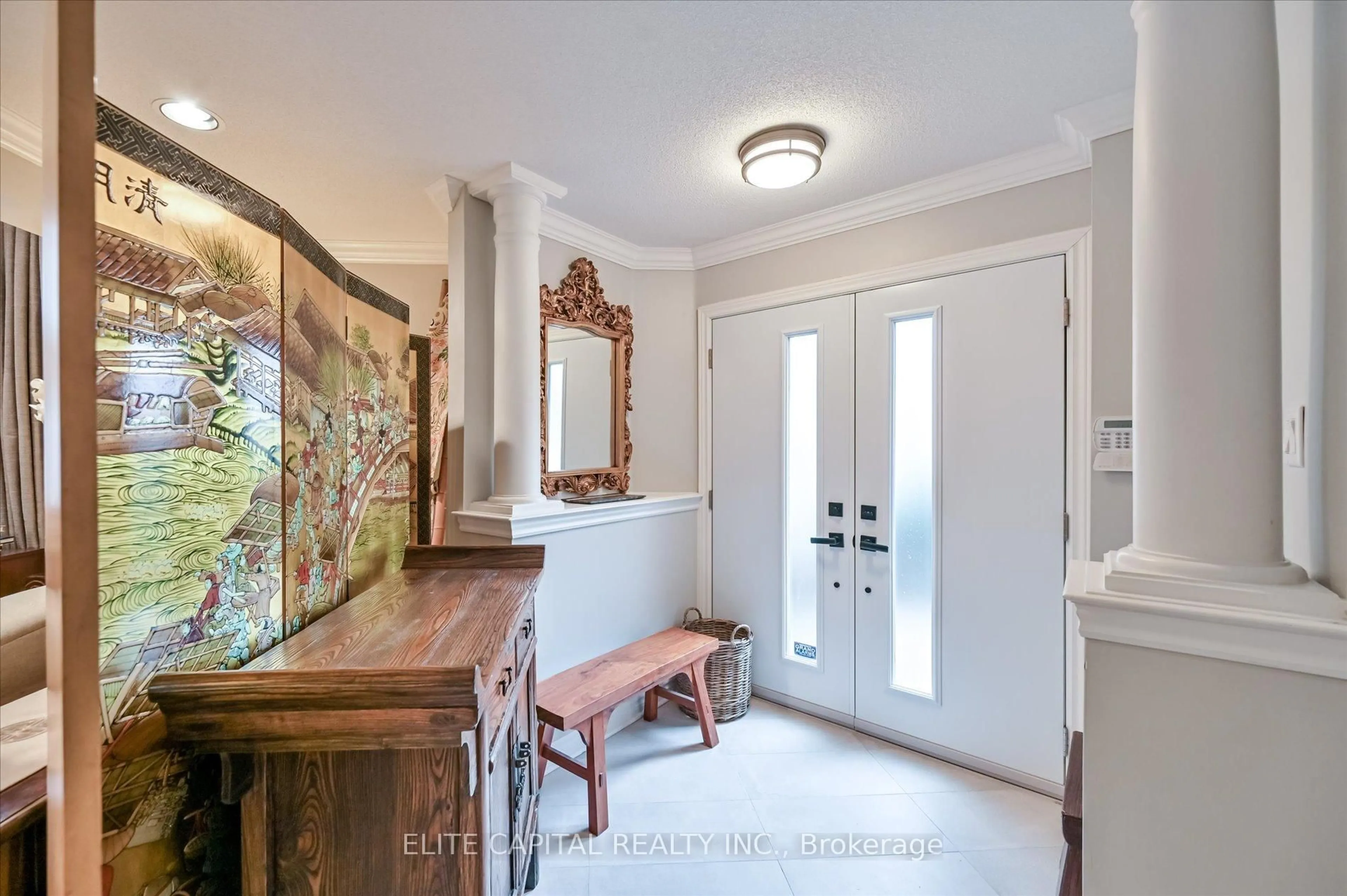 Indoor entryway for 116 Redstone Rd, Richmond Hill Ontario L4S 1T8