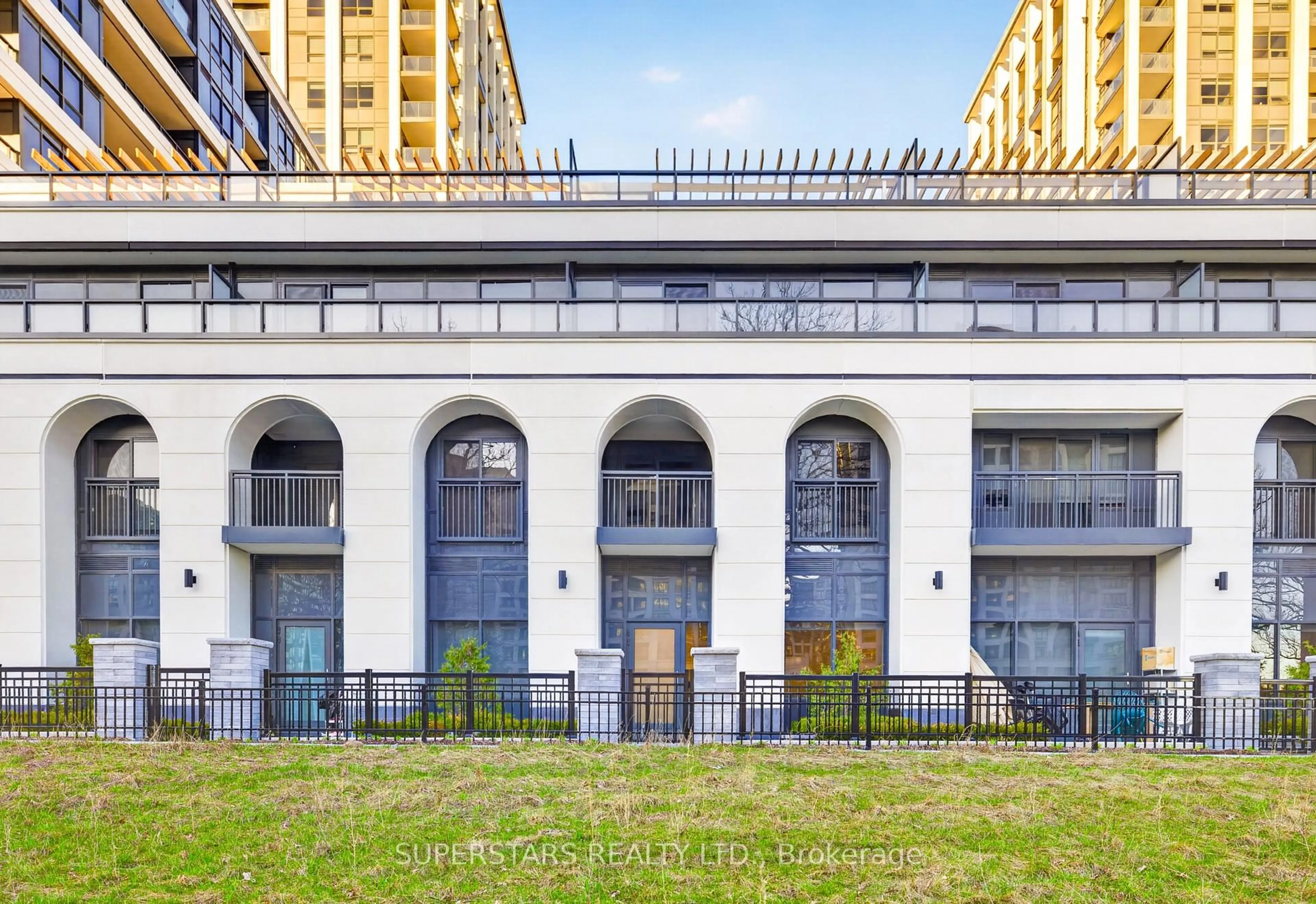 Patio, building for 8 Cedarland Dr #W118, Markham Ontario L6G 0H4