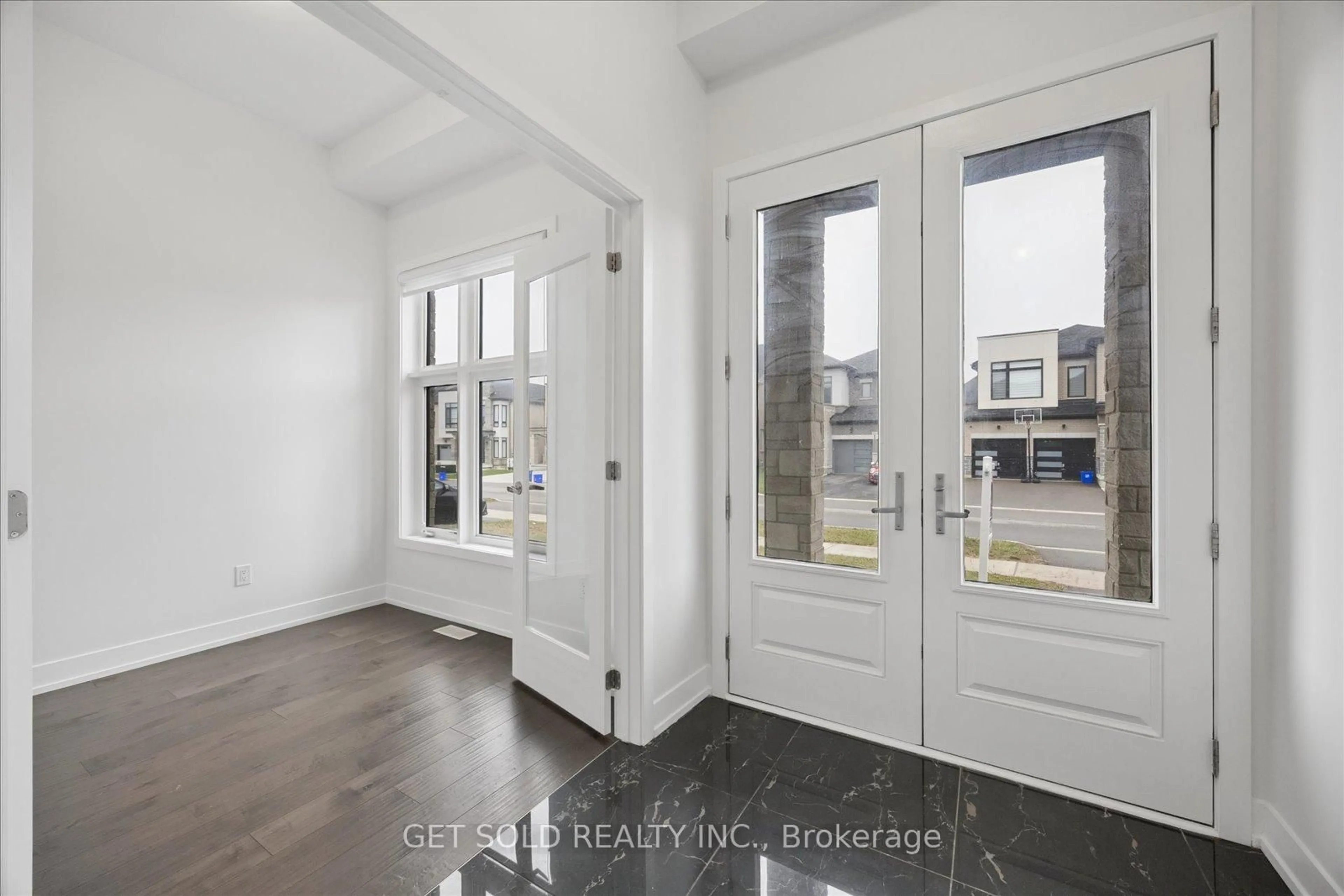 Indoor entryway for 263 Factor St, Vaughan Ontario L4H 5C1