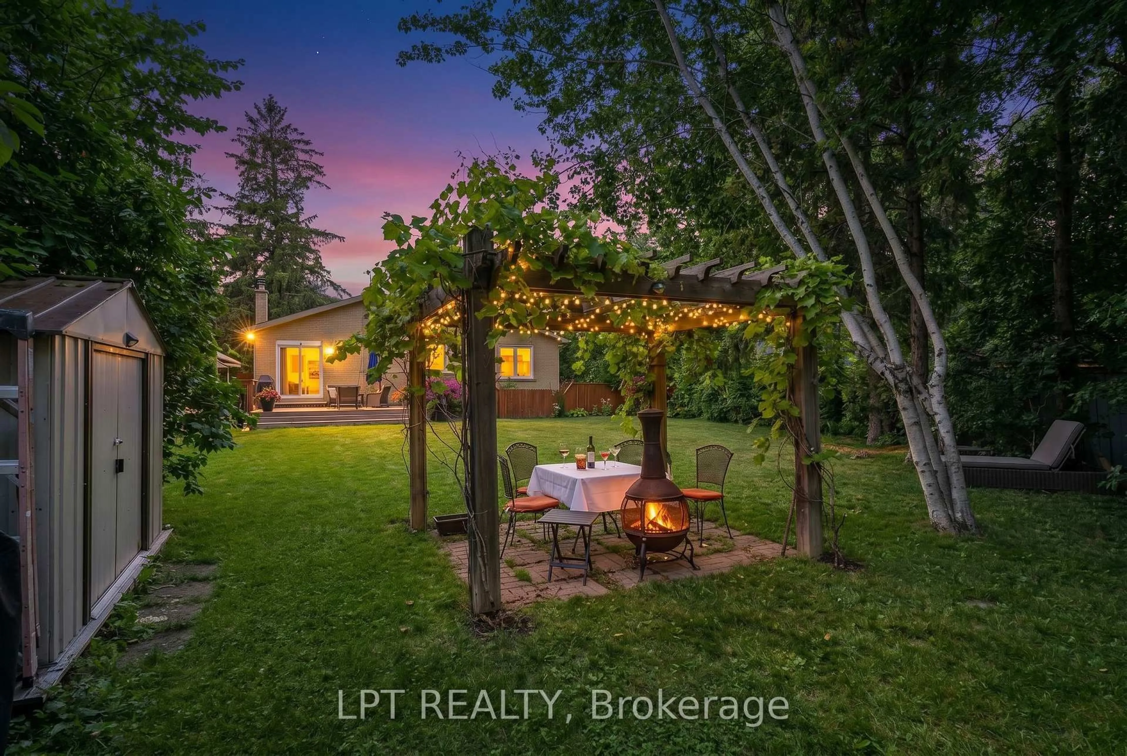 Patio, street for 31 Patrick Dr, Aurora Ontario L4G 2A6