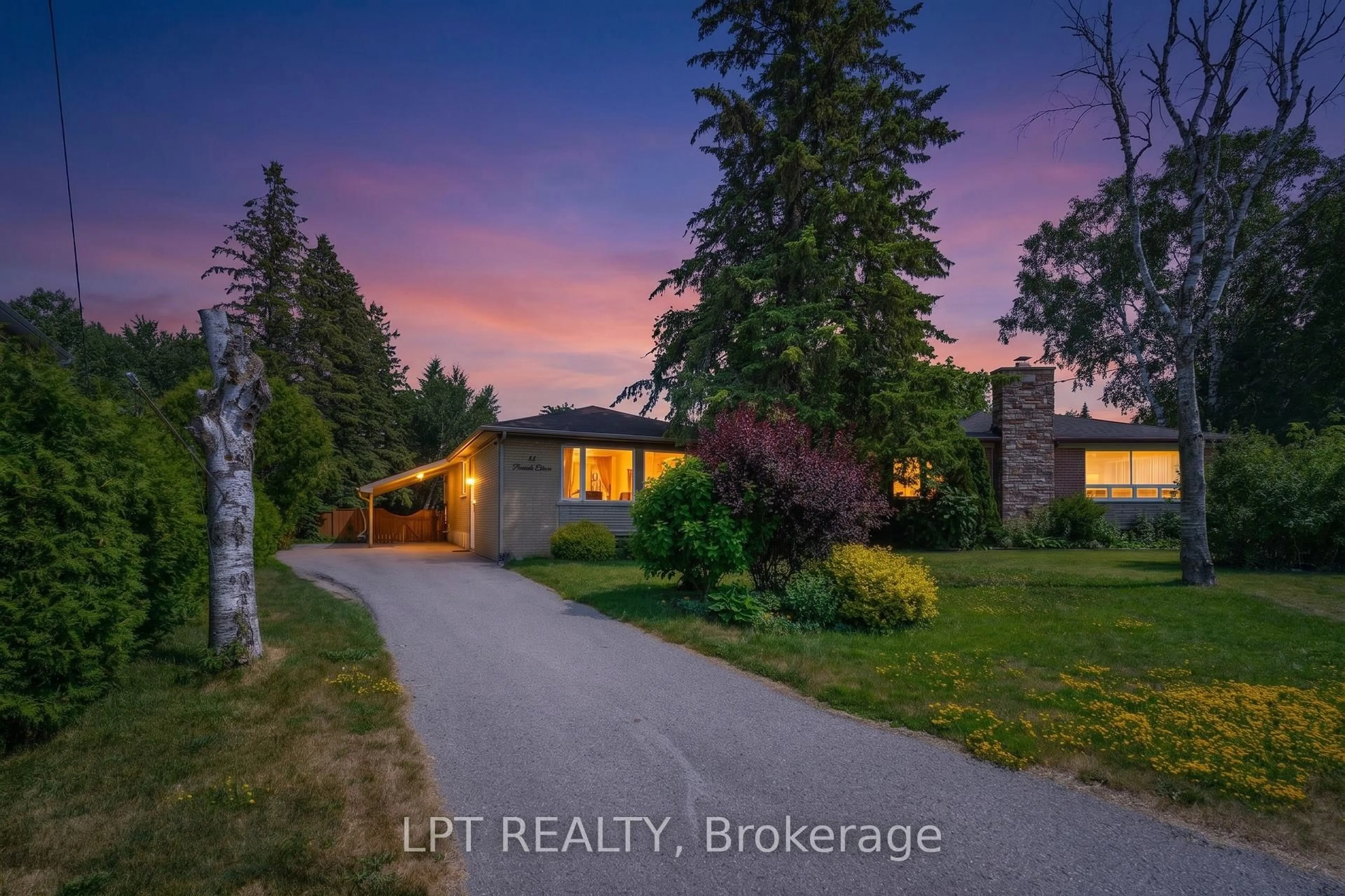 A pic from outside/outdoor area/front of a property/back of a property/a pic from drone, street for 31 Patrick Dr, Aurora Ontario L4G 2A6