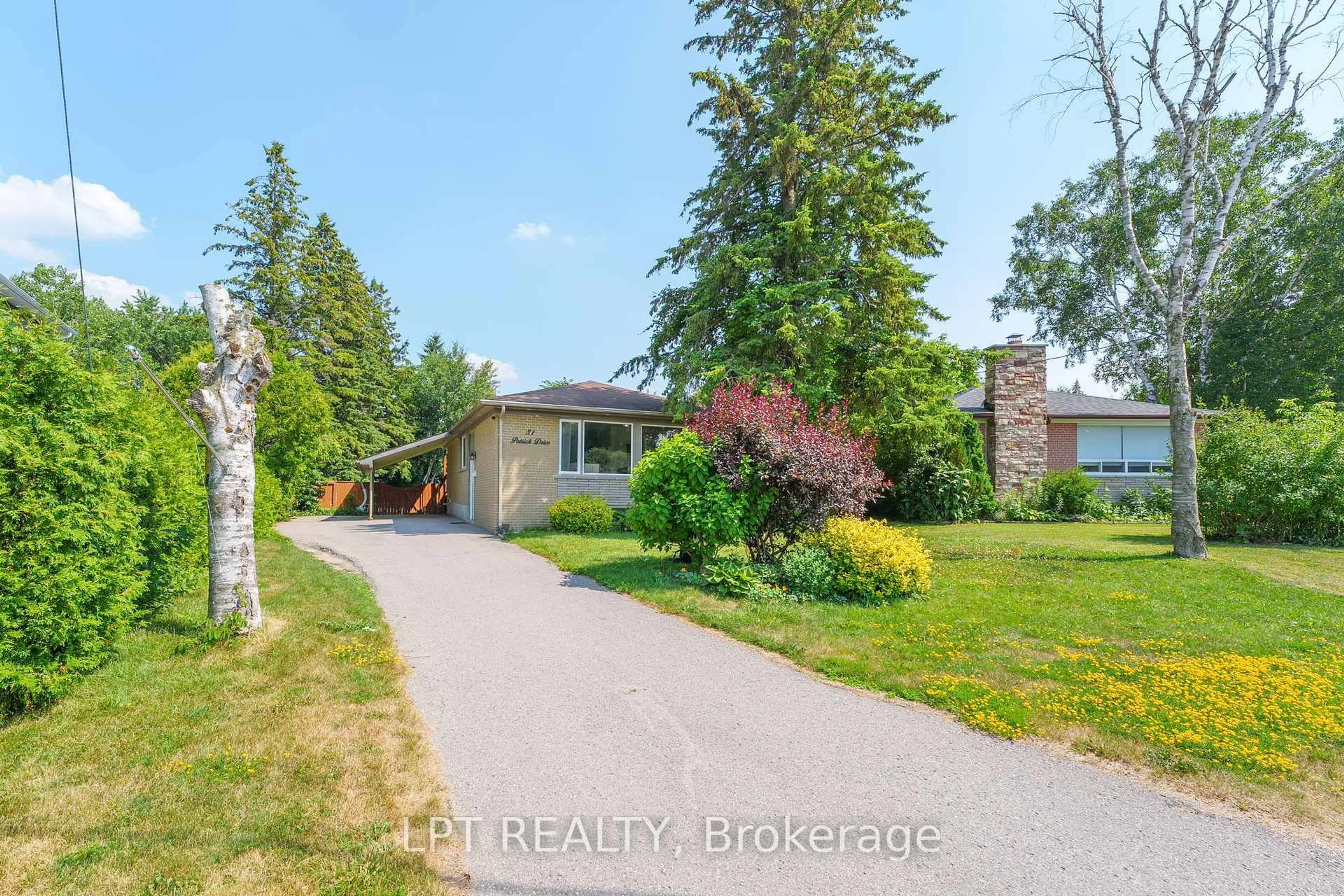 A pic from outside/outdoor area/front of a property/back of a property/a pic from drone, street for 31 Patrick Dr, Aurora Ontario L4G 2A6