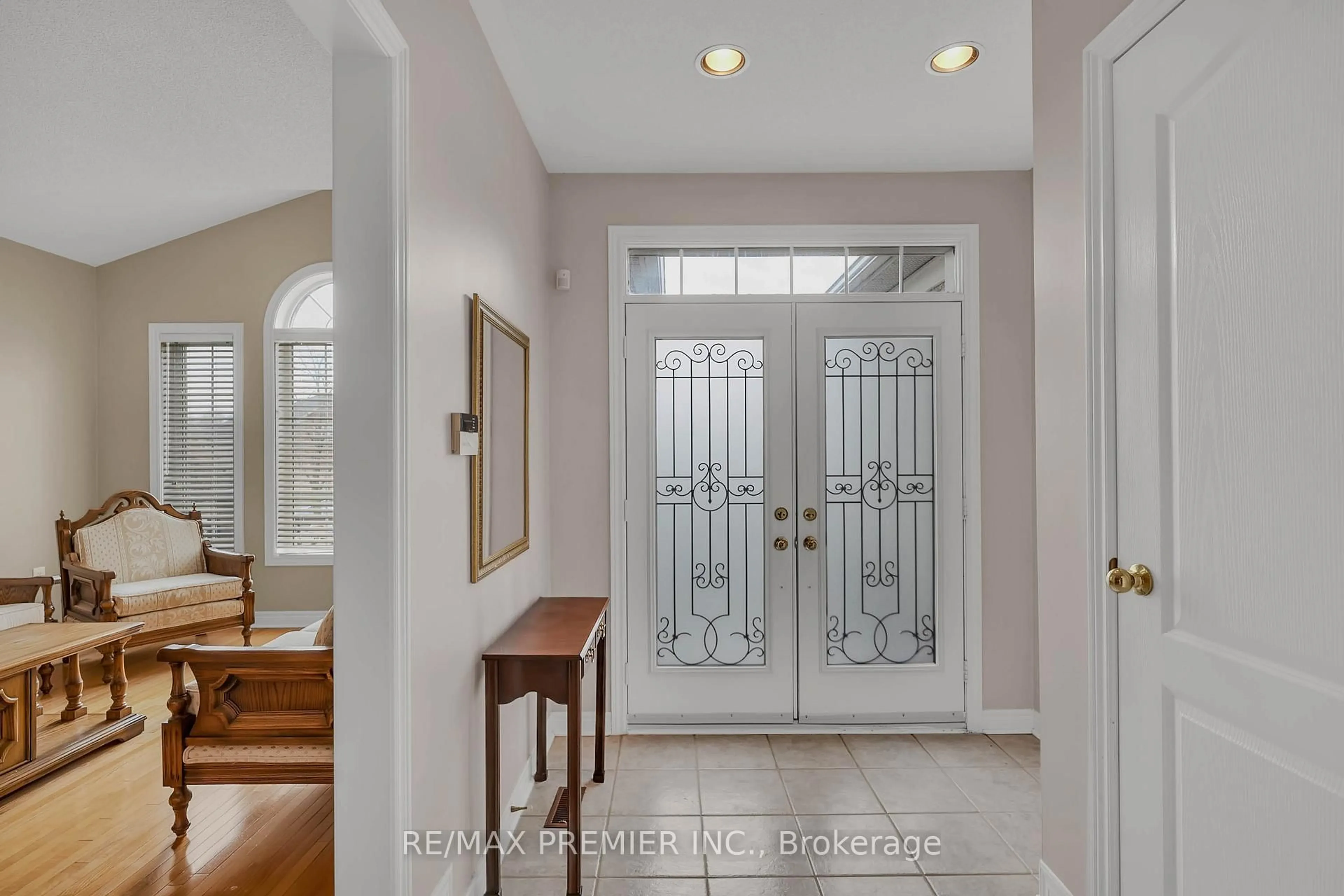 Indoor entryway for 20 Drummond Dr, Vaughan Ontario L6A 2M5