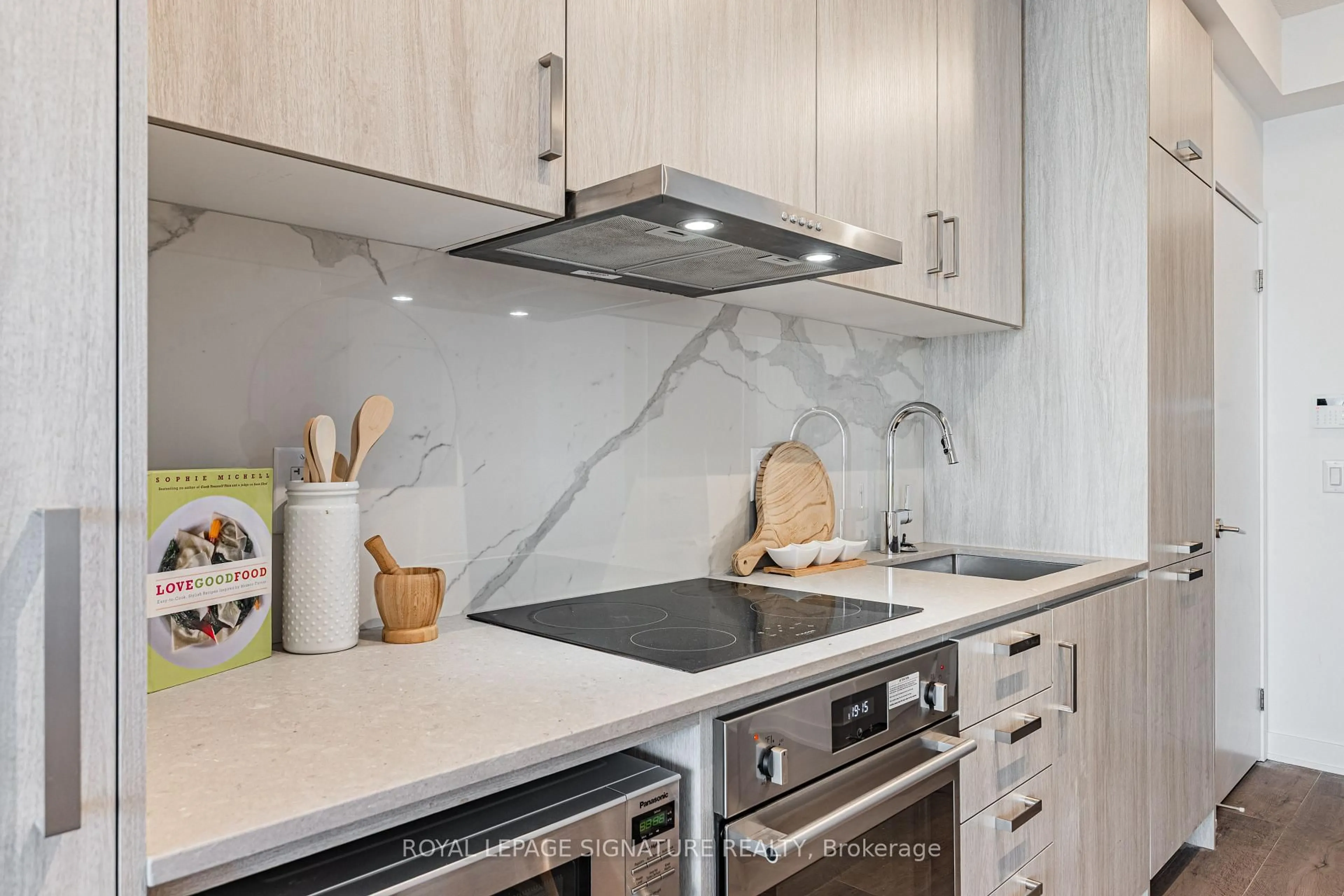 Contemporary kitchen, unknown for 60 Honeycrisp Cres #1101, Vaughan Ontario L4K 0N5