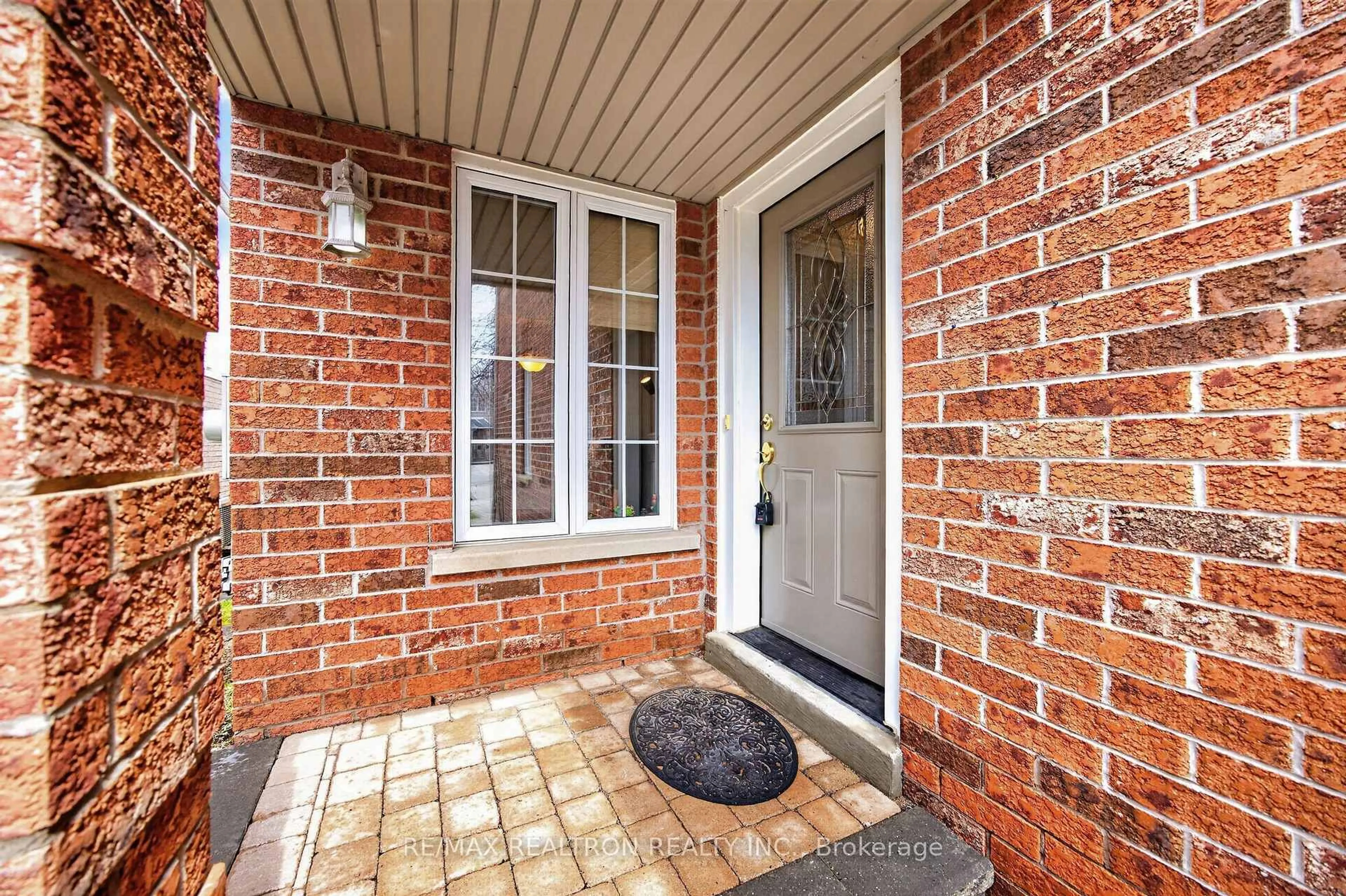 Indoor entryway for 441 Heddle Cres, Newmarket Ontario L3X 2J4