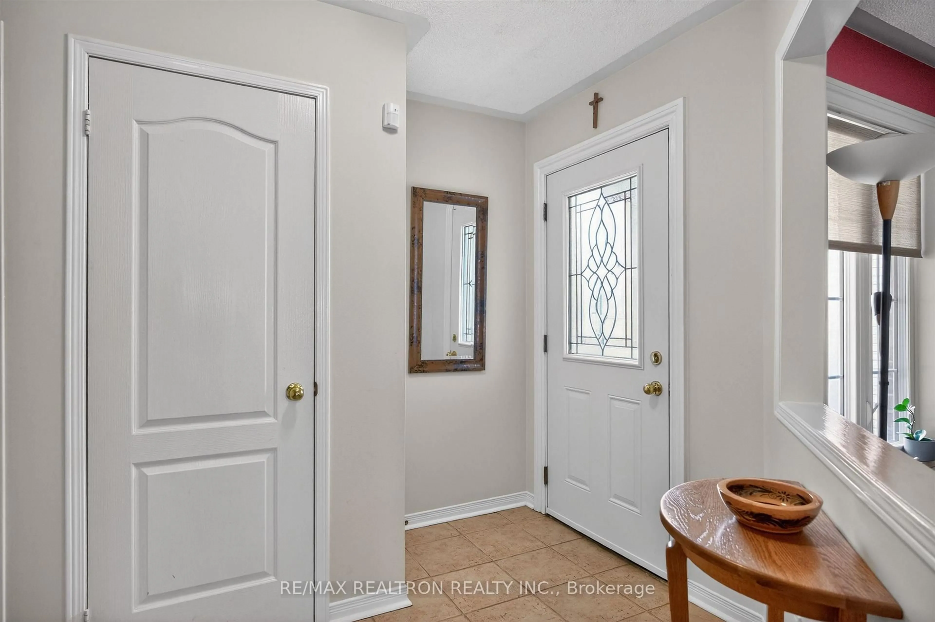 Indoor entryway for 441 Heddle Cres, Newmarket Ontario L3X 2J4