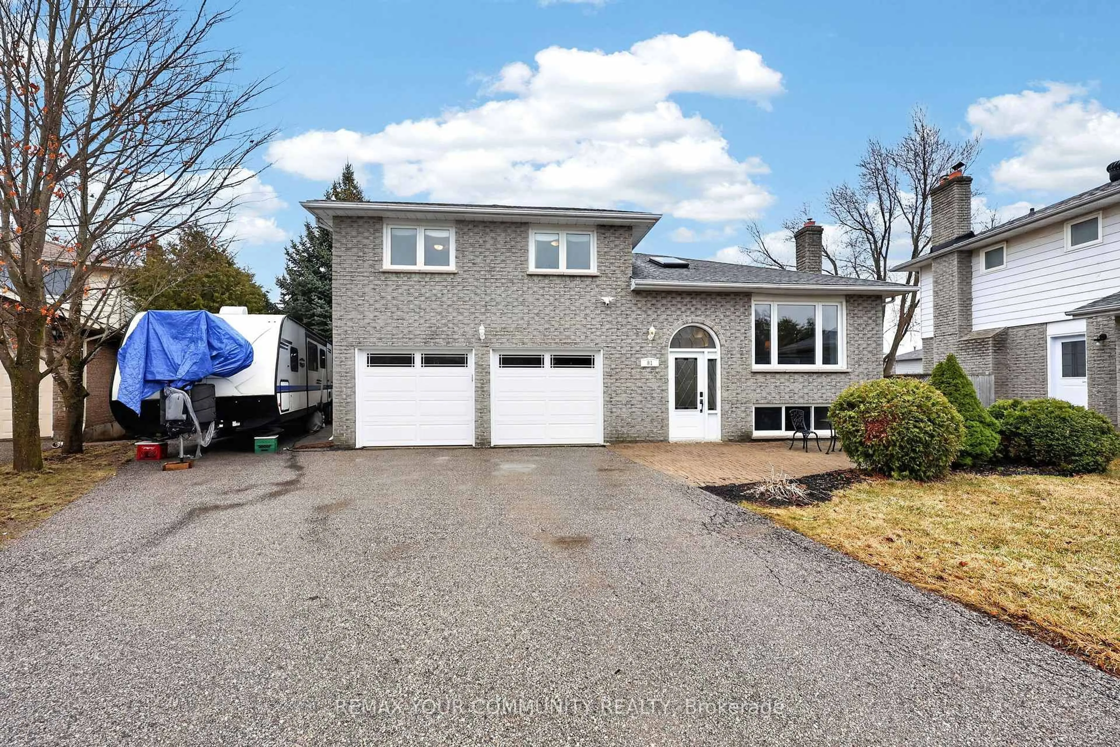 Home with vinyl exterior material, street for 81 Crown Cres, Bradford West Gwillimbury Ontario L3Z 2M2