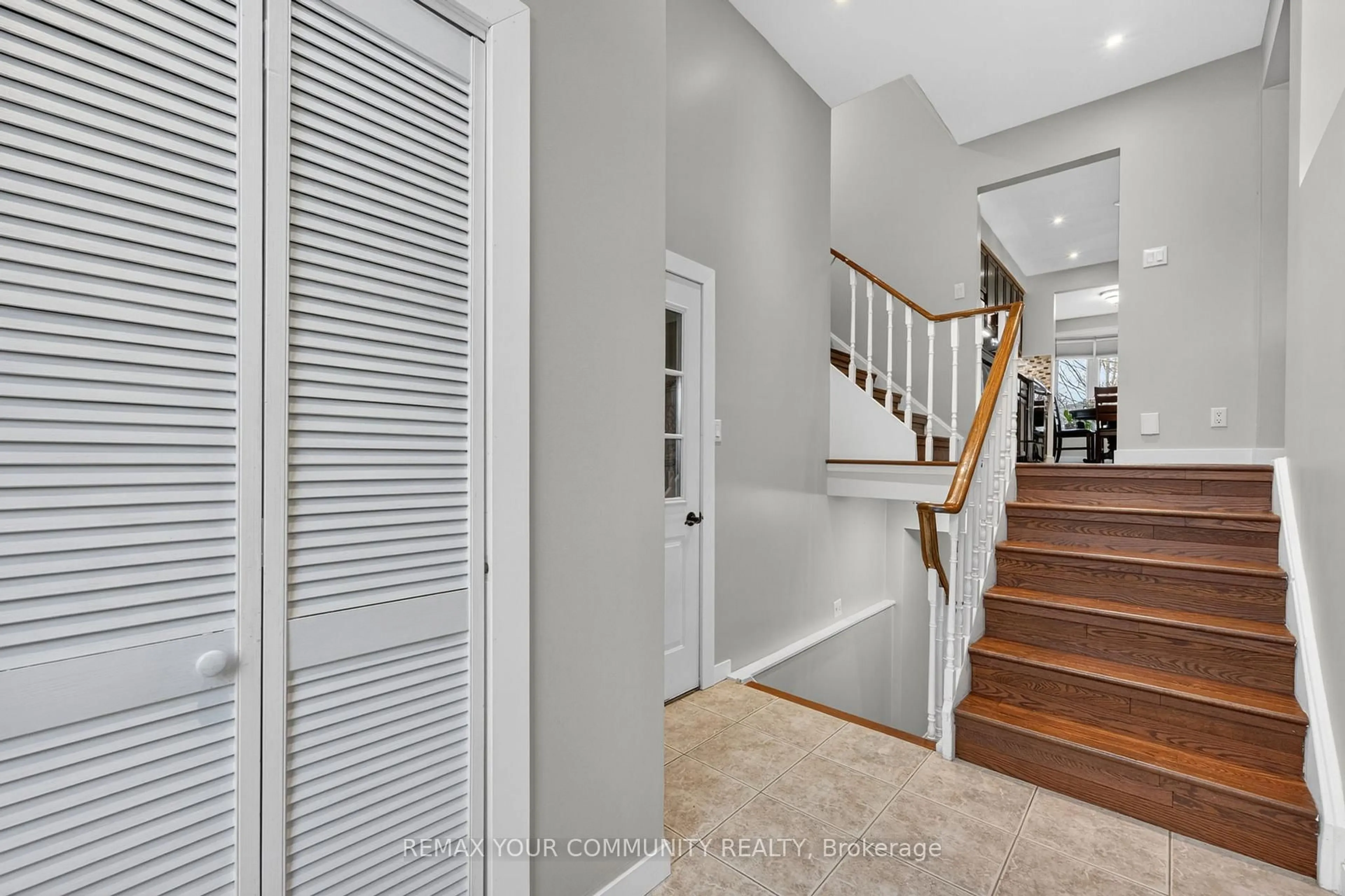 Indoor entryway for 81 Crown Cres, Bradford West Gwillimbury Ontario L3Z 2M2