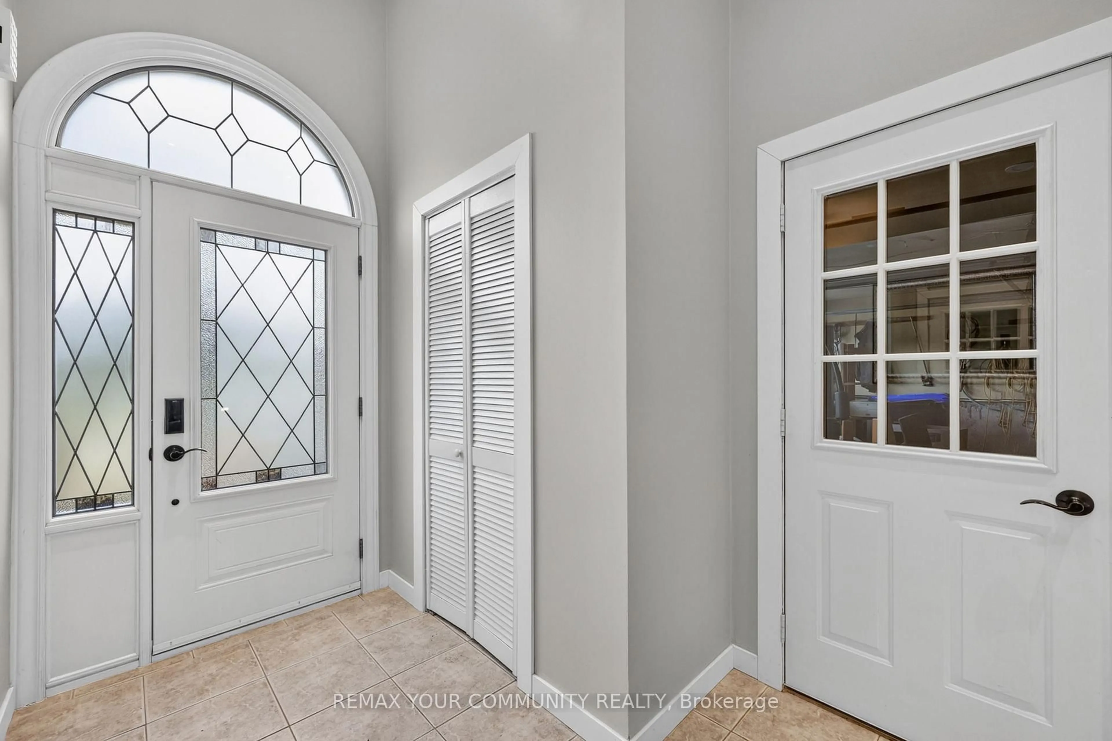 Indoor entryway for 81 Crown Cres, Bradford West Gwillimbury Ontario L3Z 2M2